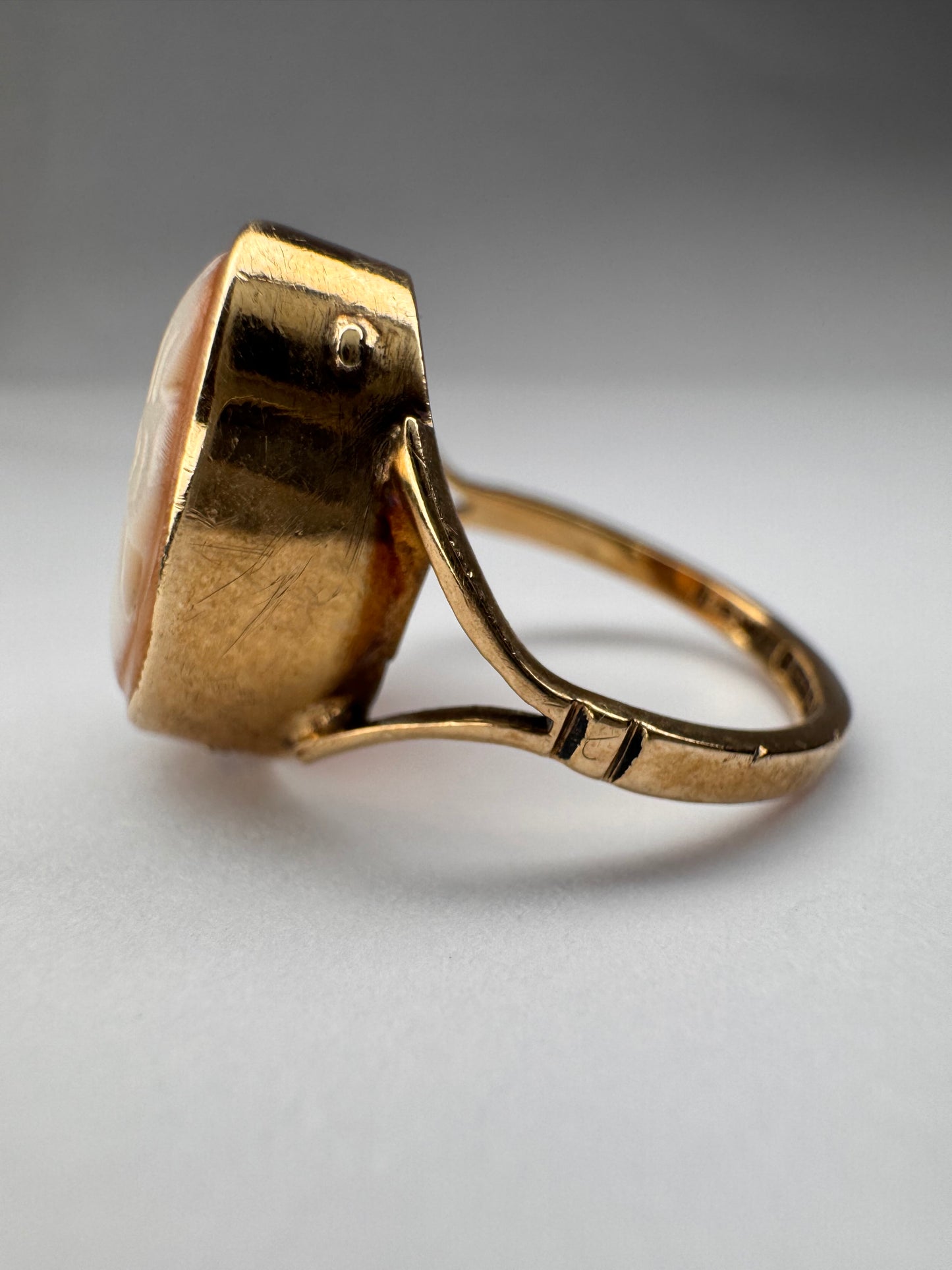 Vintage 9ct Cameo Yellow Gold Ring