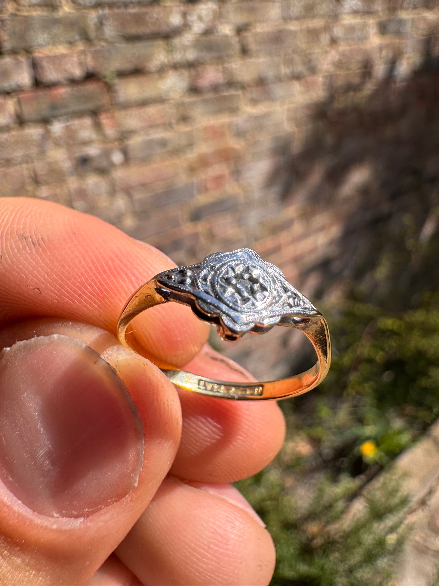 Lot 15: Antique 18ct Yellow Gold Platinum Diamond Ring (Estimate £80-120)