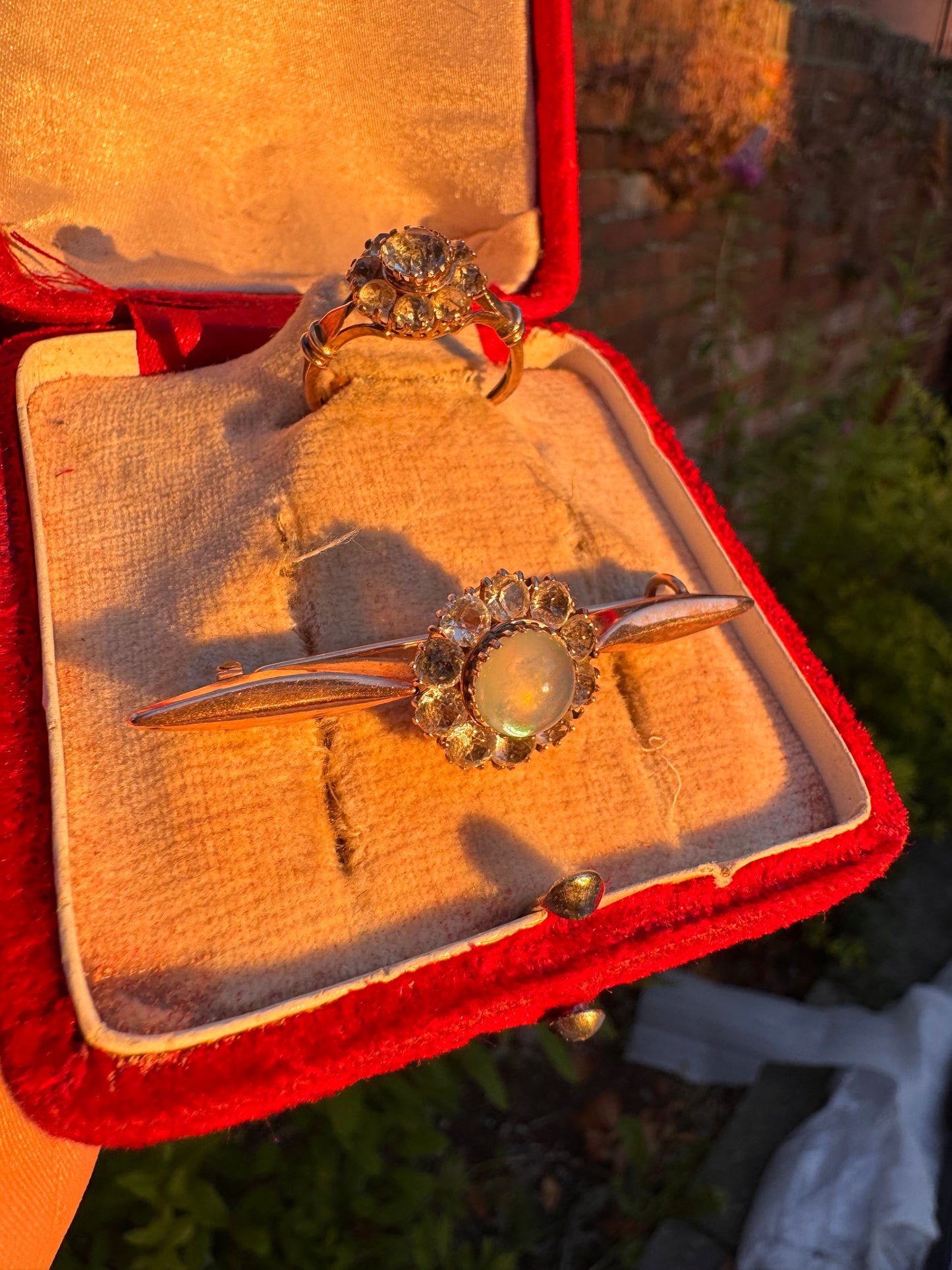 Mid-Century Italian Costume Jewellery Set – Opalescent Brooch & Faux Diamond Ring (c.1950s–60s)
(Found my house in Sicily )