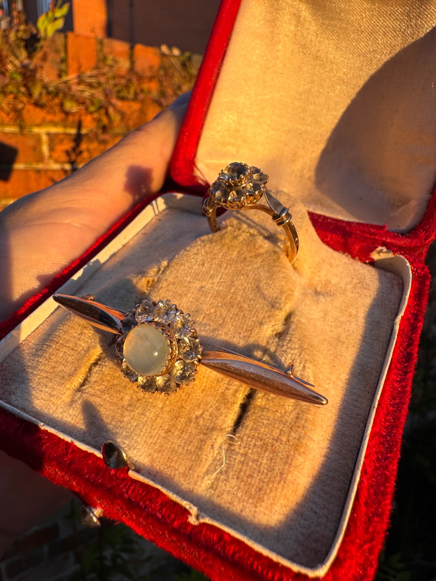 Mid-Century Italian Costume Jewellery Set – Opalescent Brooch & Faux Diamond Ring (c.1950s–60s)
(Found my house in Sicily )