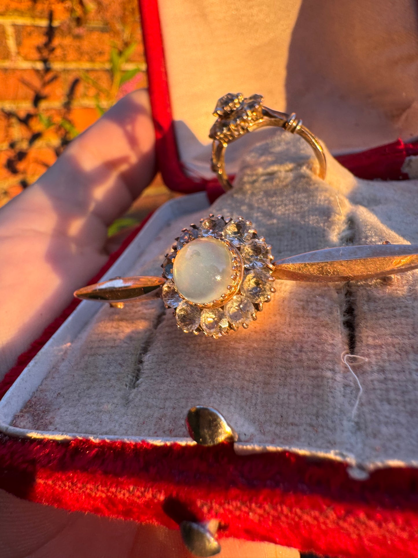 Mid-Century Italian Costume Jewellery Set – Opalescent Brooch & Faux Diamond Ring (c.1950s–60s)
(Found my house in Sicily )