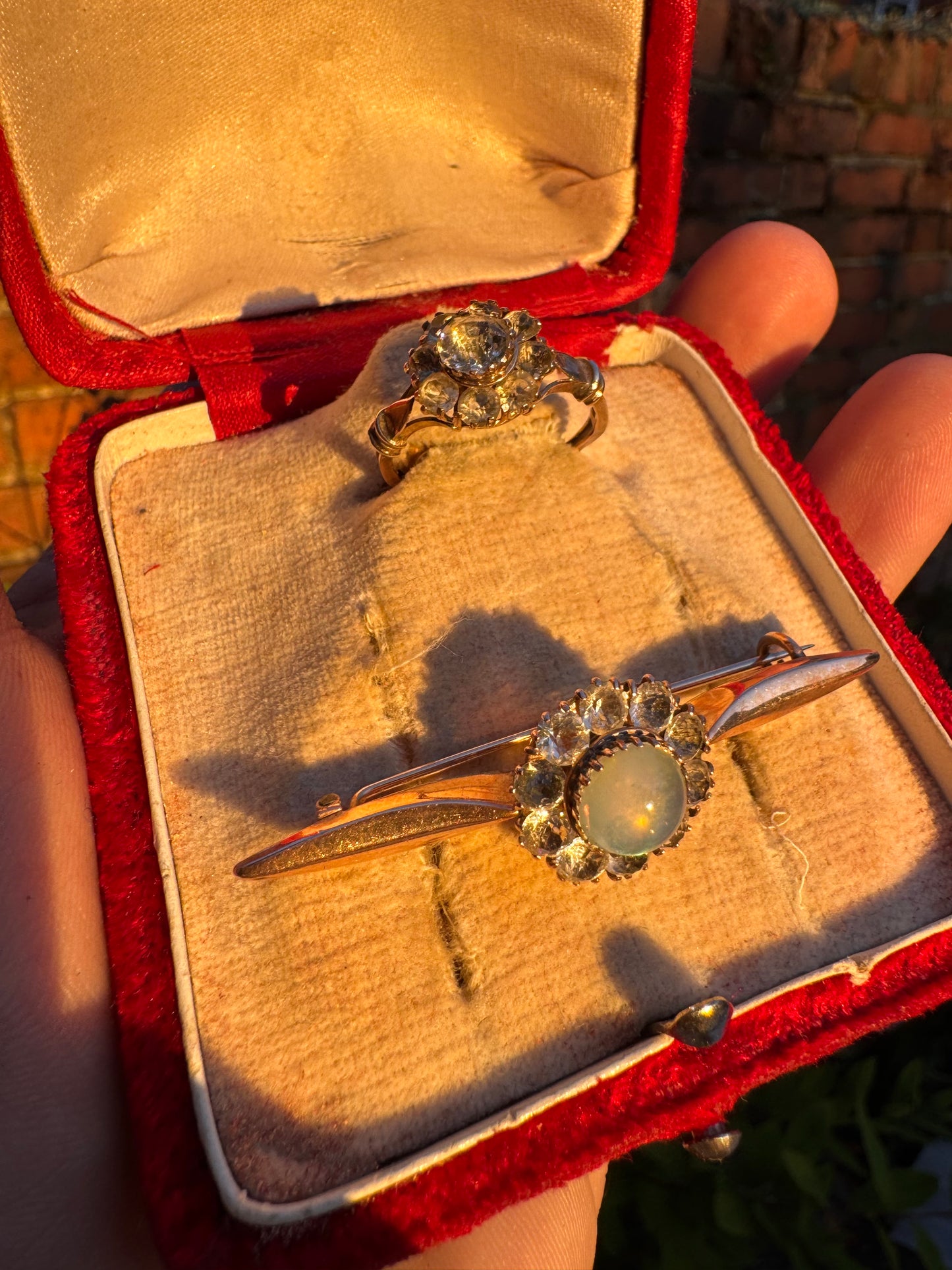 Mid-Century Italian Costume Jewellery Set – Opalescent Brooch & Faux Diamond Ring (c.1950s–60s)
(Found my house in Sicily )