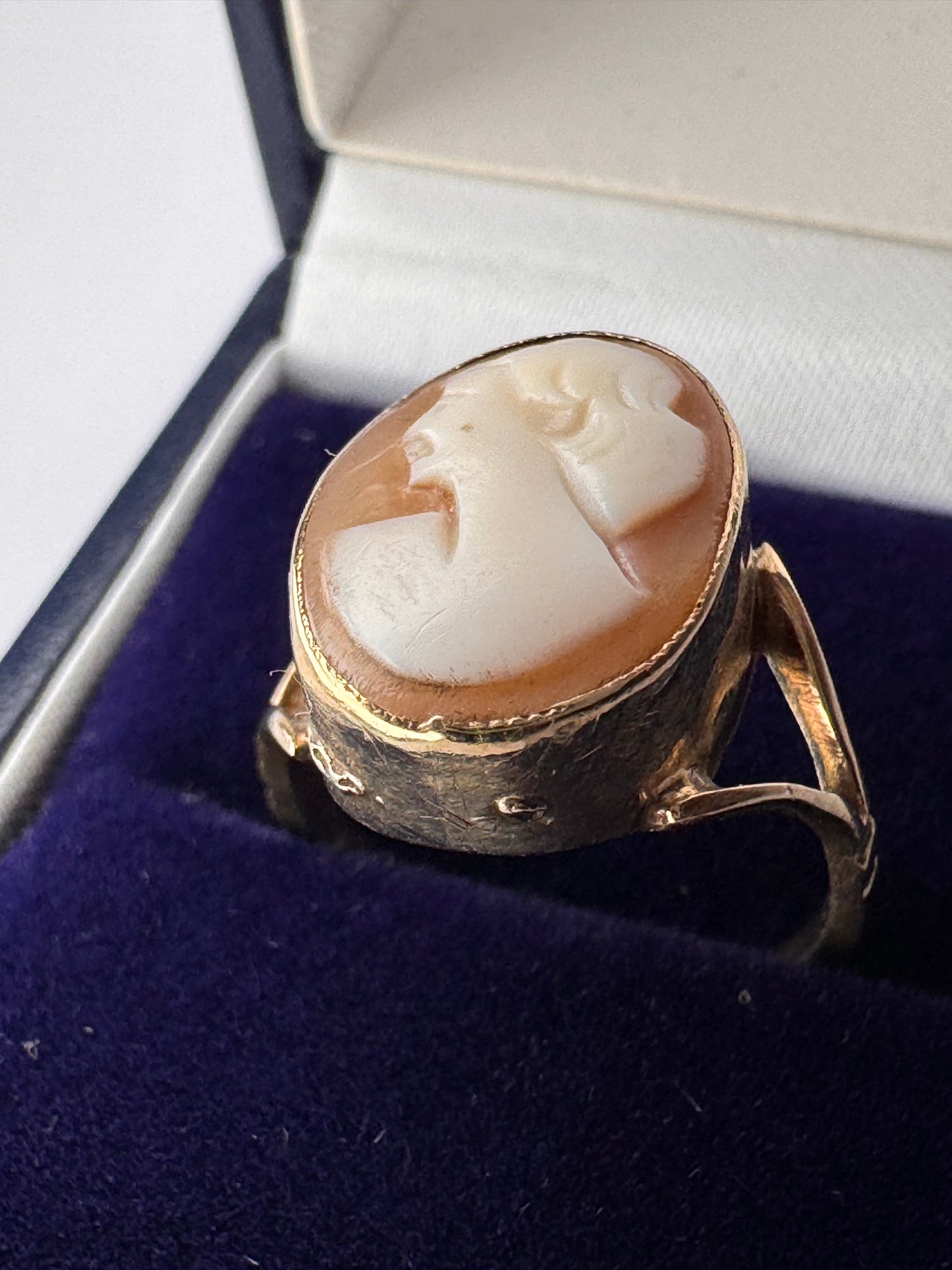 Vintage 9ct Cameo Yellow Gold Ring