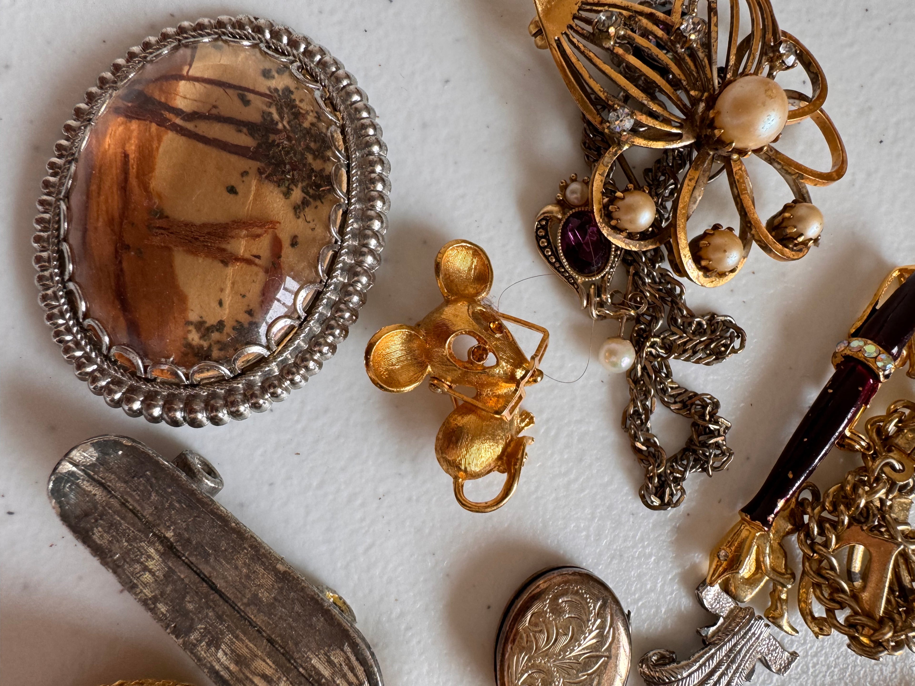 Lot 47: A collection of vintage costume jewellery (estimate £5-20)