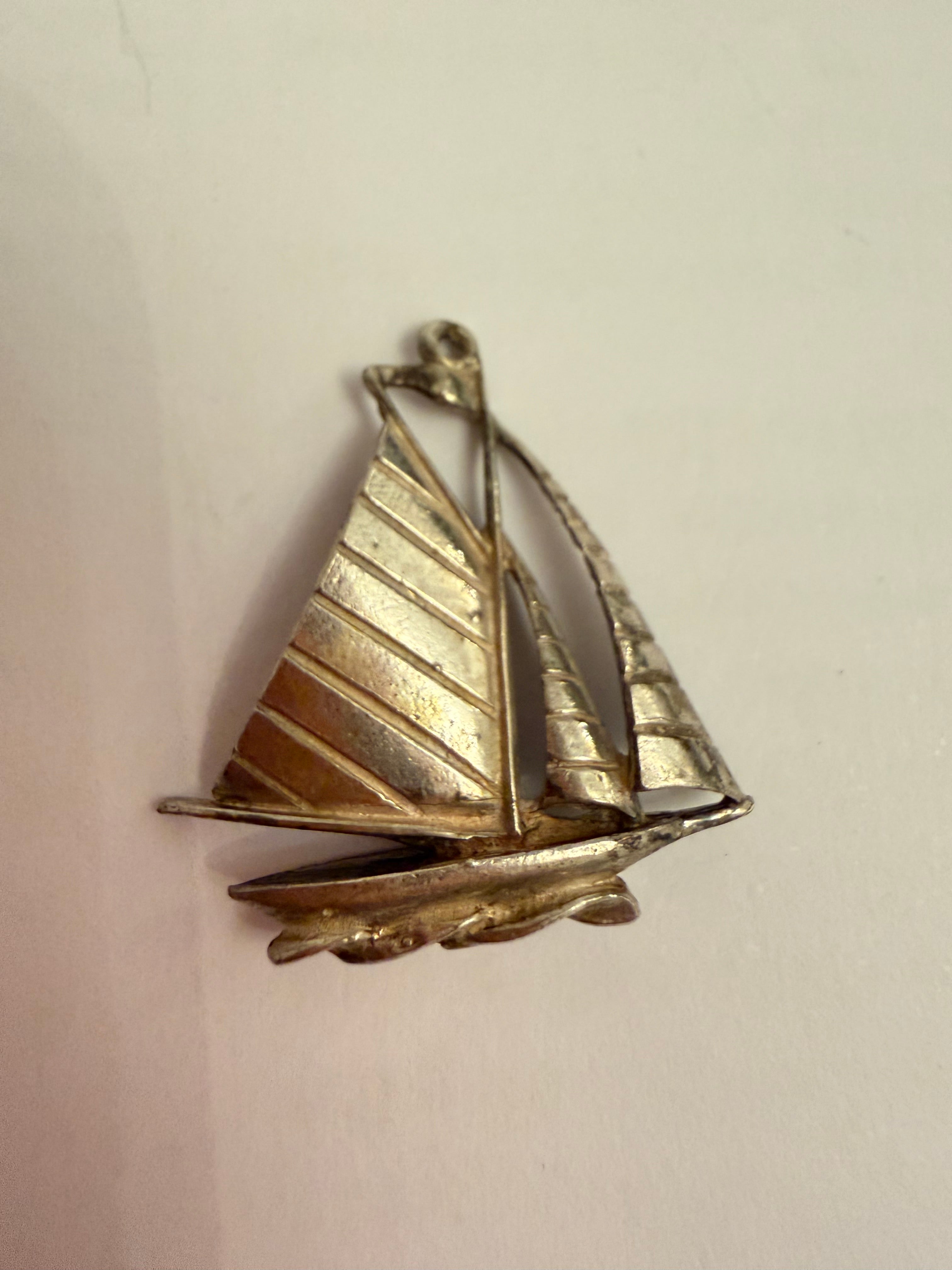 Lot 7: 925 Silver Boat Broach