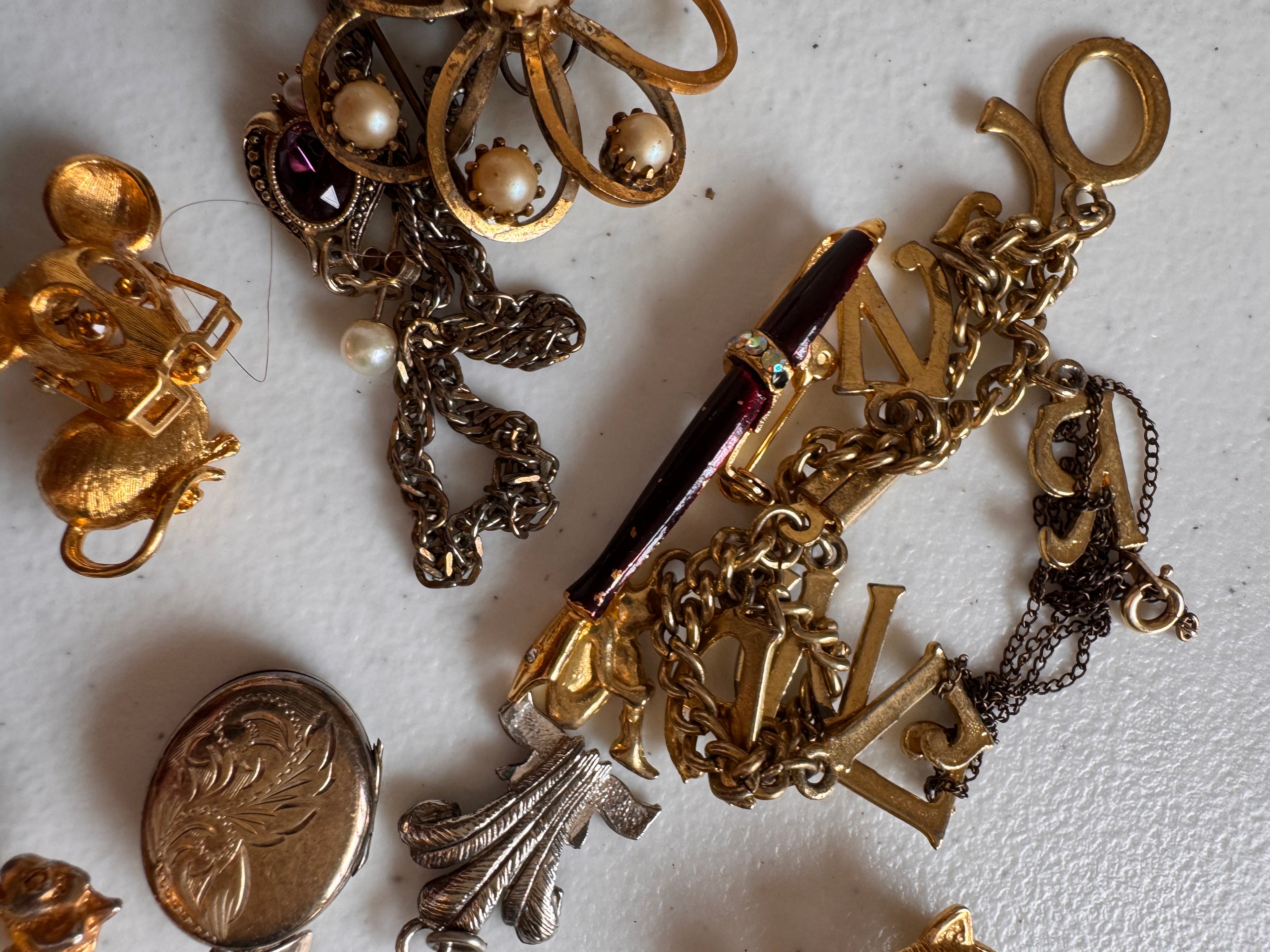 Lot 47: A collection of vintage costume jewellery (estimate £5-20)