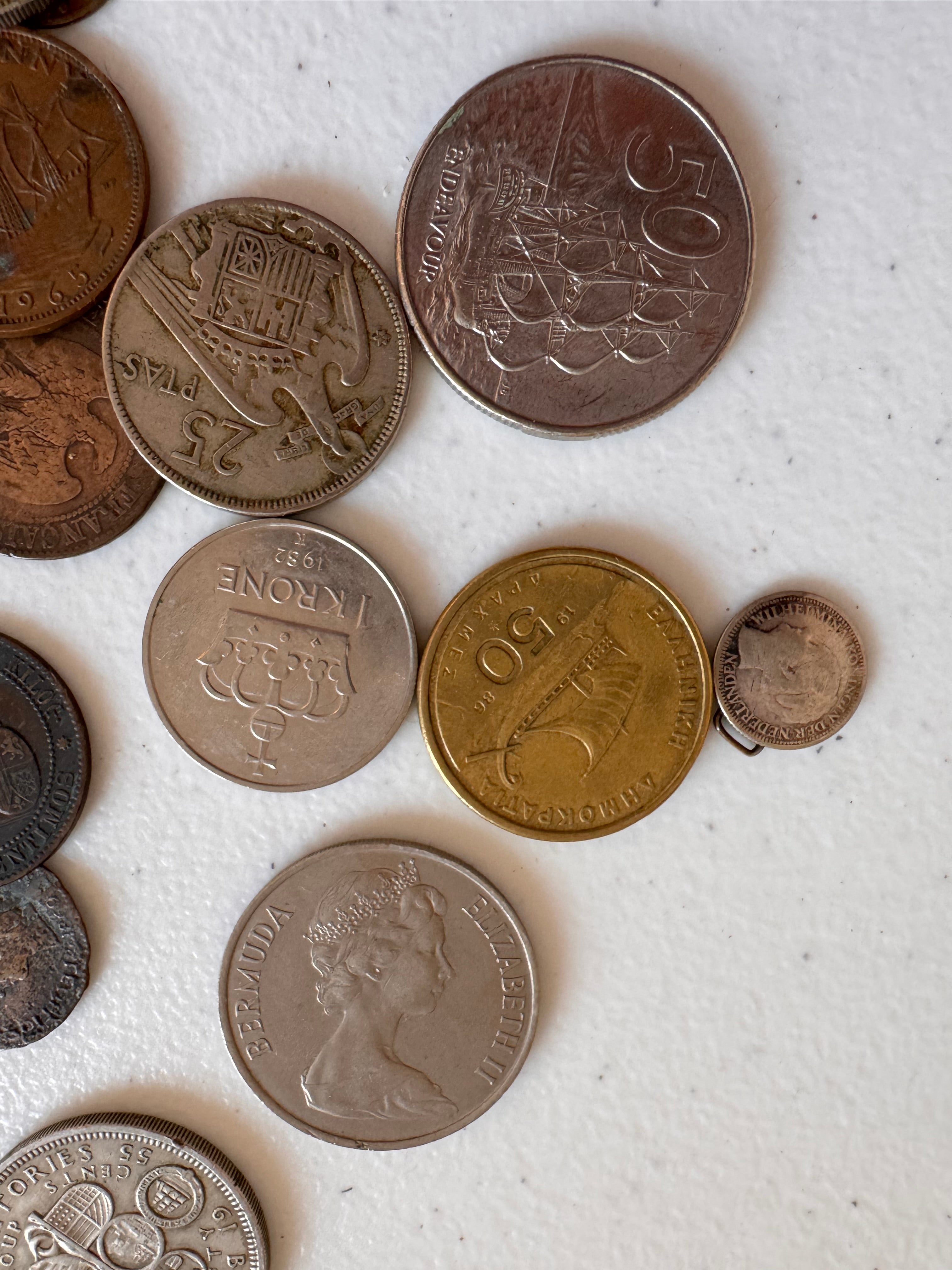 Lot 54: A collection of world coins (Estimate £5)