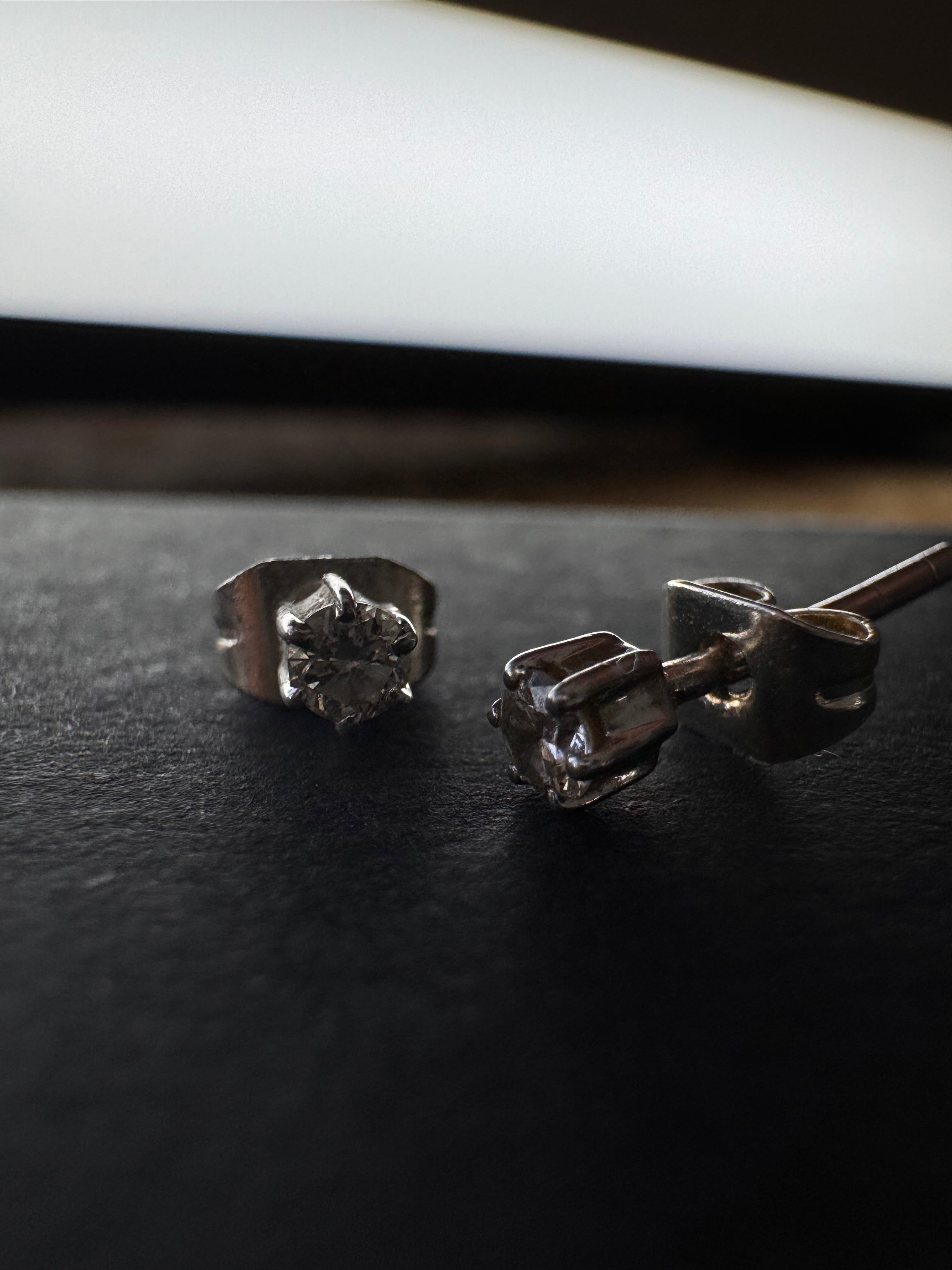 18ct White Gold Diamond Earrings 0.1ct (approx each)