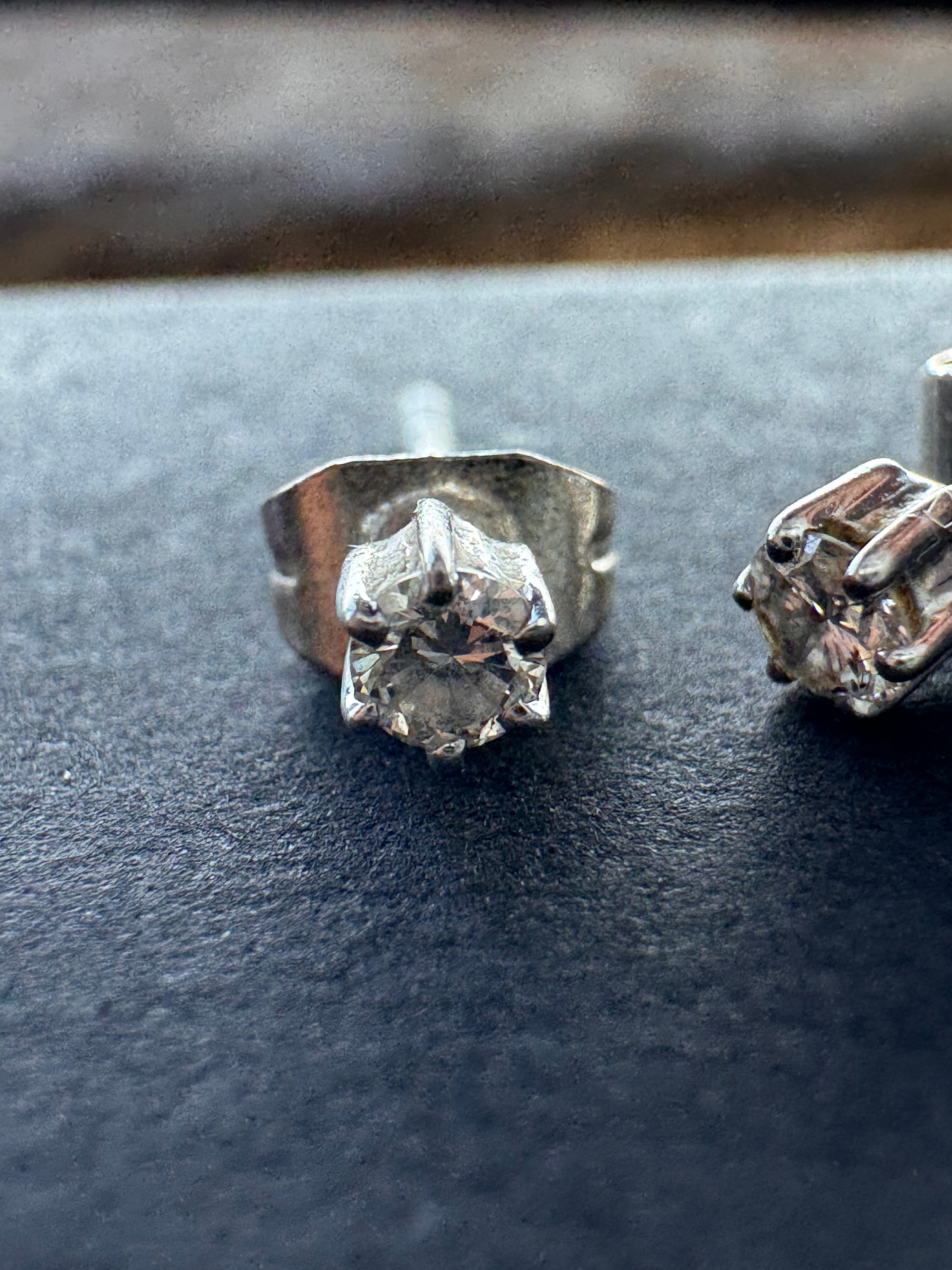 18ct White Gold Diamond Earrings 0.1ct (approx each)
