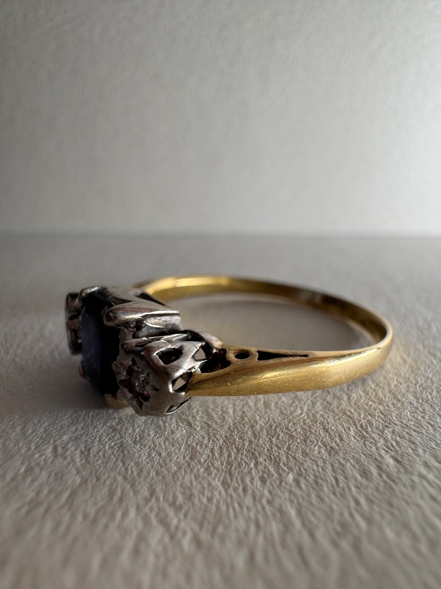 18ct Yellow Gold Sapphire Ring