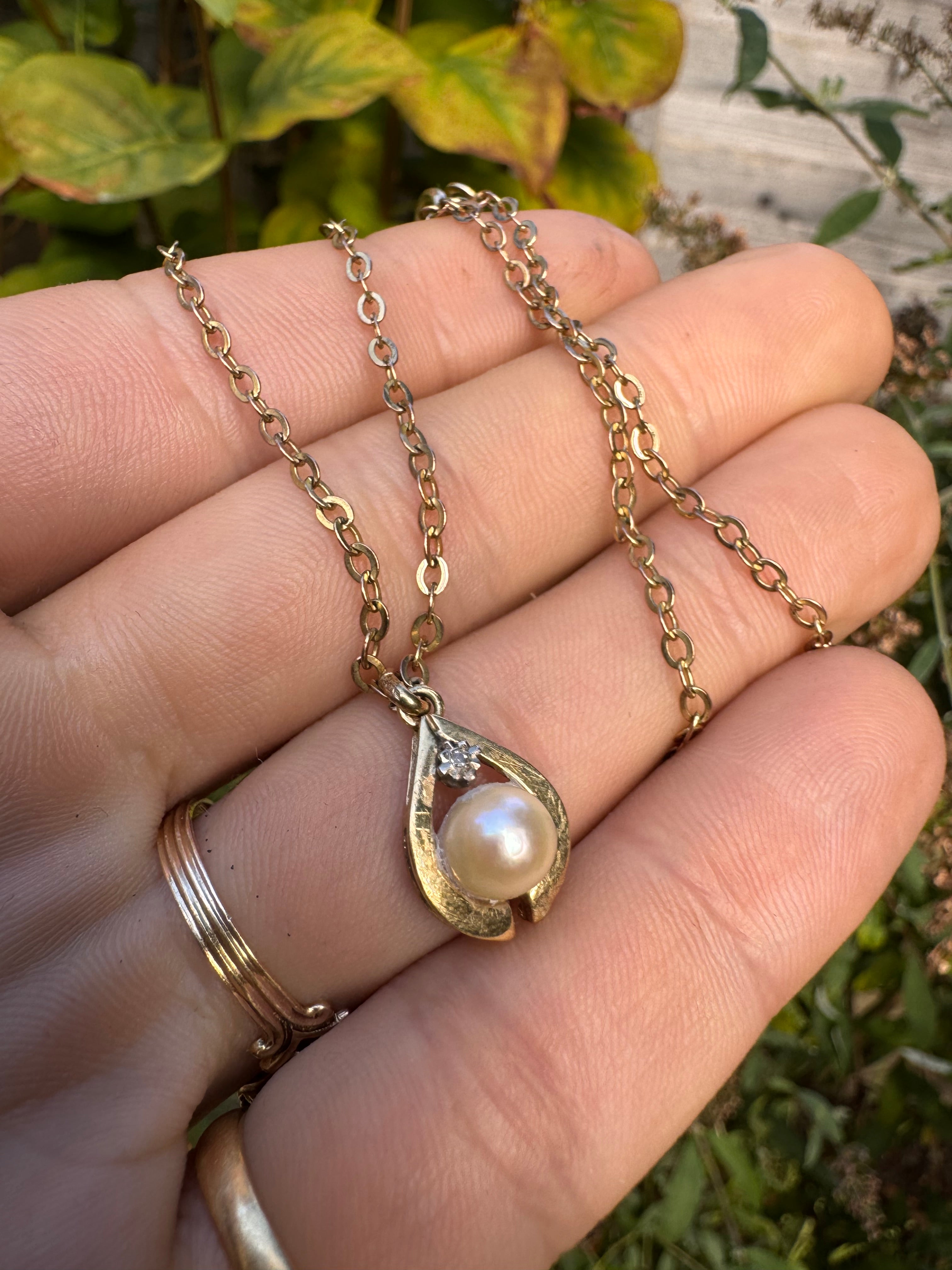 9ct Gold Pearl Diamond Pendant + 16in 9ct Gold Chain