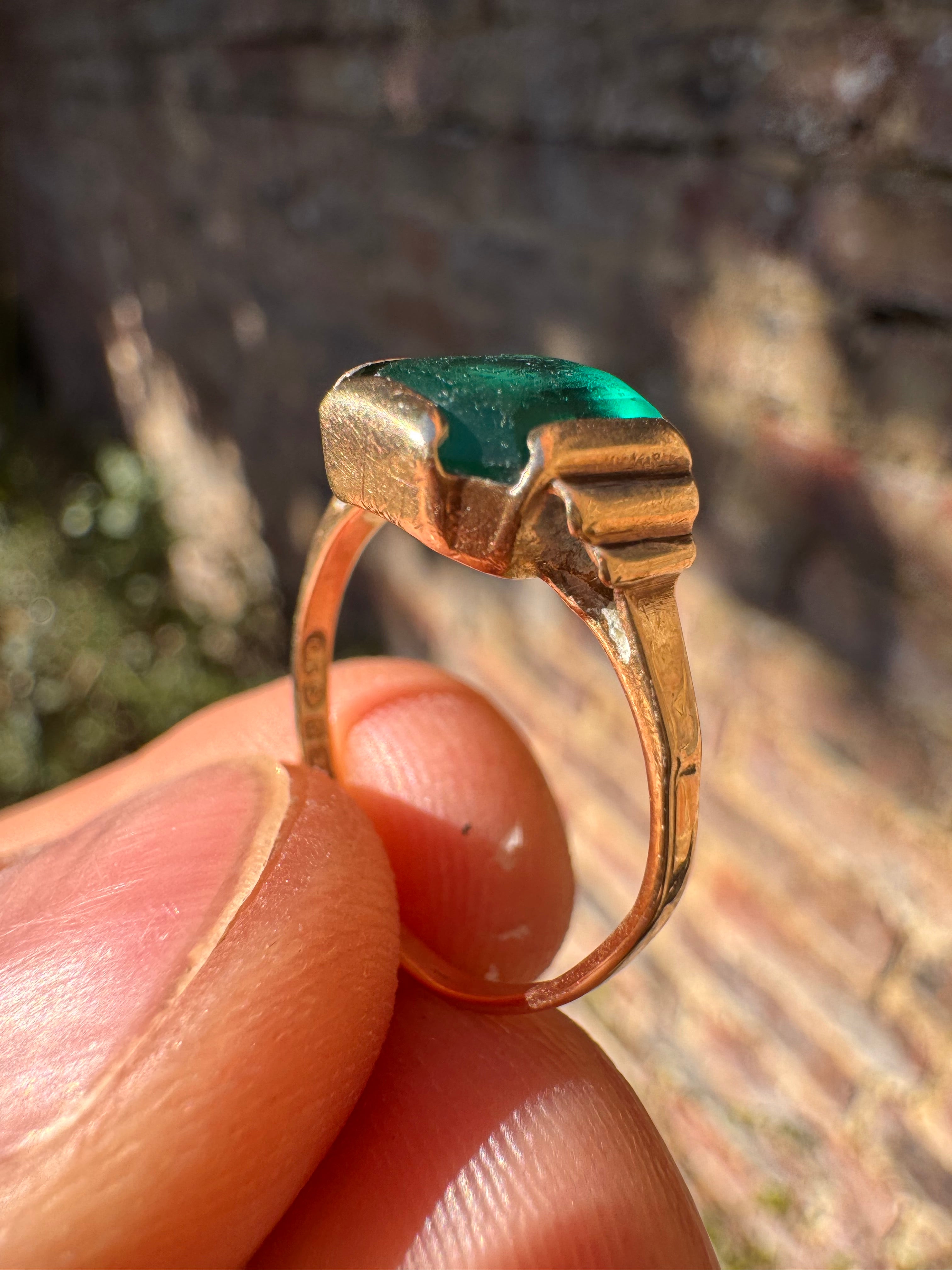 Lot 5: 9ct Yellow Gold Green stone ring (Estimate £80-100)