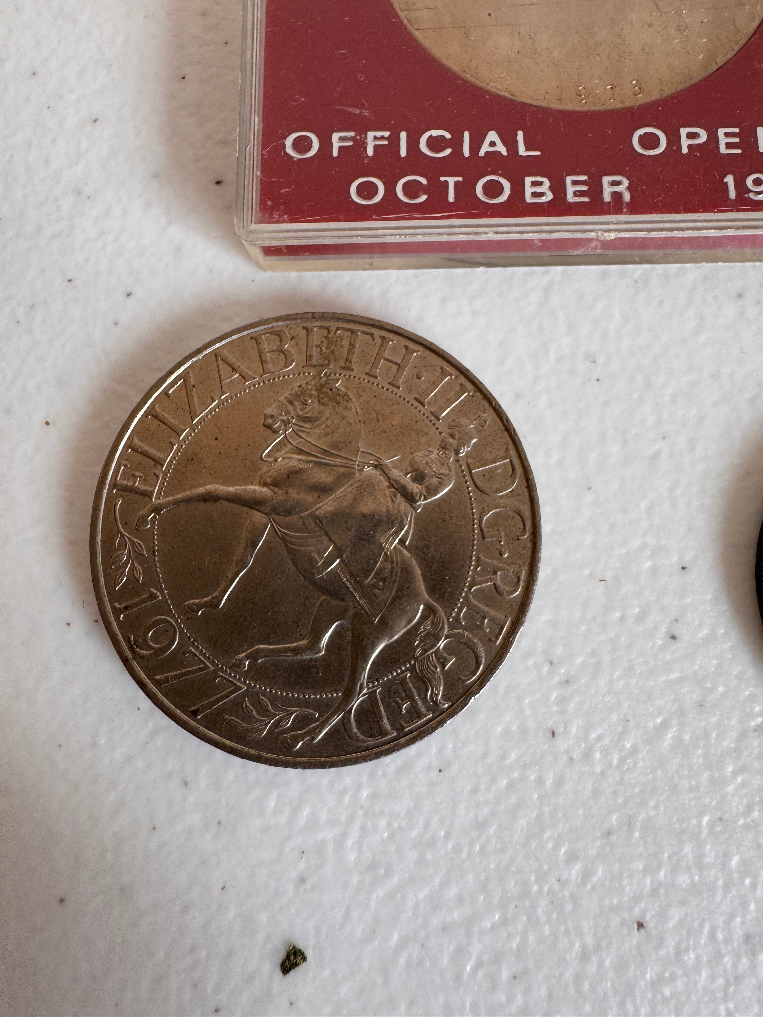 Lot 34: SYDNEY
HOUSE 1973 + others (Estimate £5)