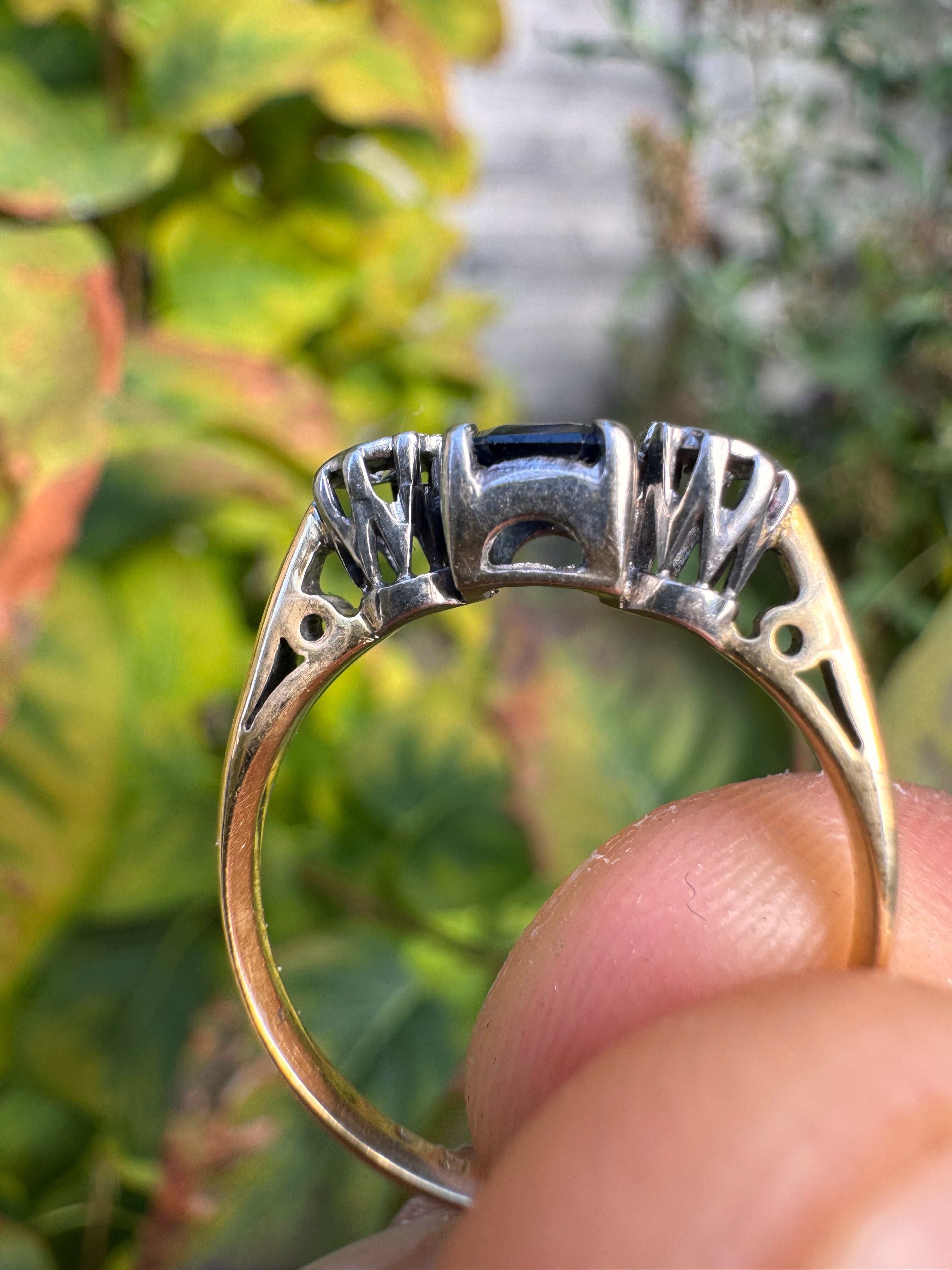 18ct Yellow Gold Sapphire Ring