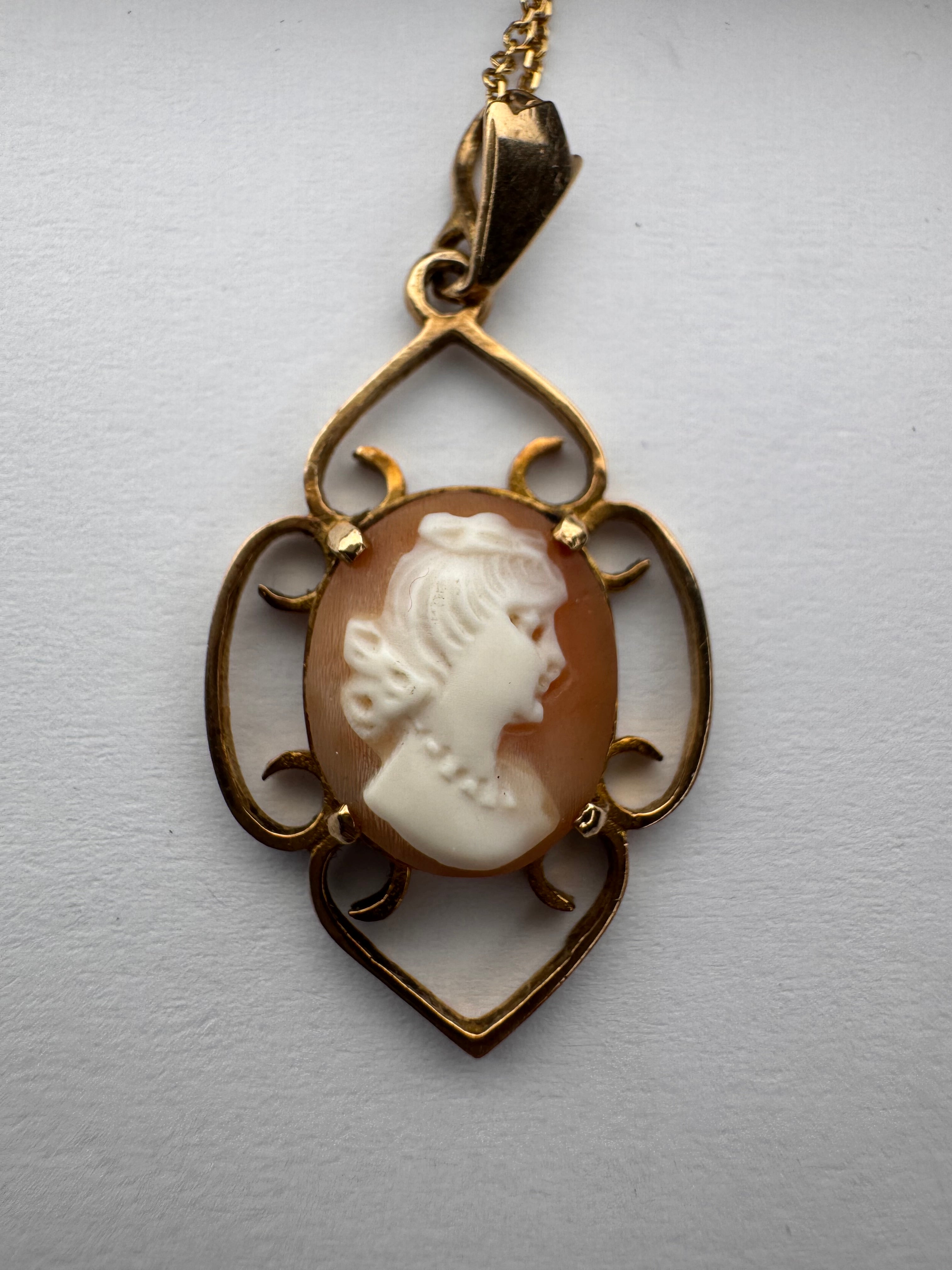 9ct Gold Cameo Pendant + 16in 9ct Gold Chain
