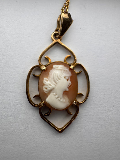 9ct Gold Cameo Pendant + 16in 9ct Gold Chain