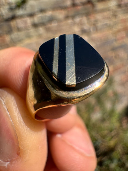 Lot 10: 9ct Gold Onyx Ring (Estimate £90-160)