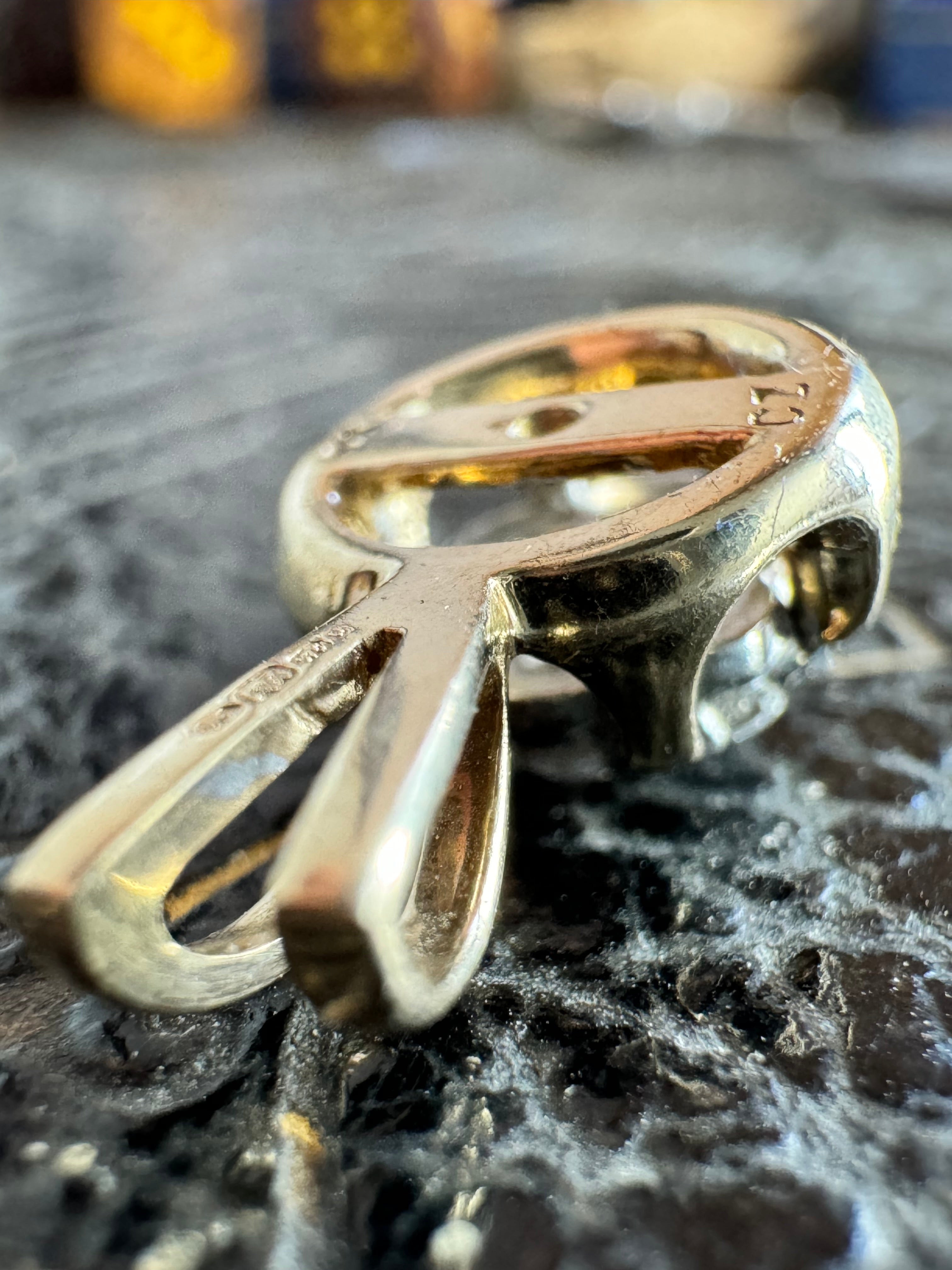 9ct Yellow Gold Cubic Zirconia (7 stone) Flower Pendant