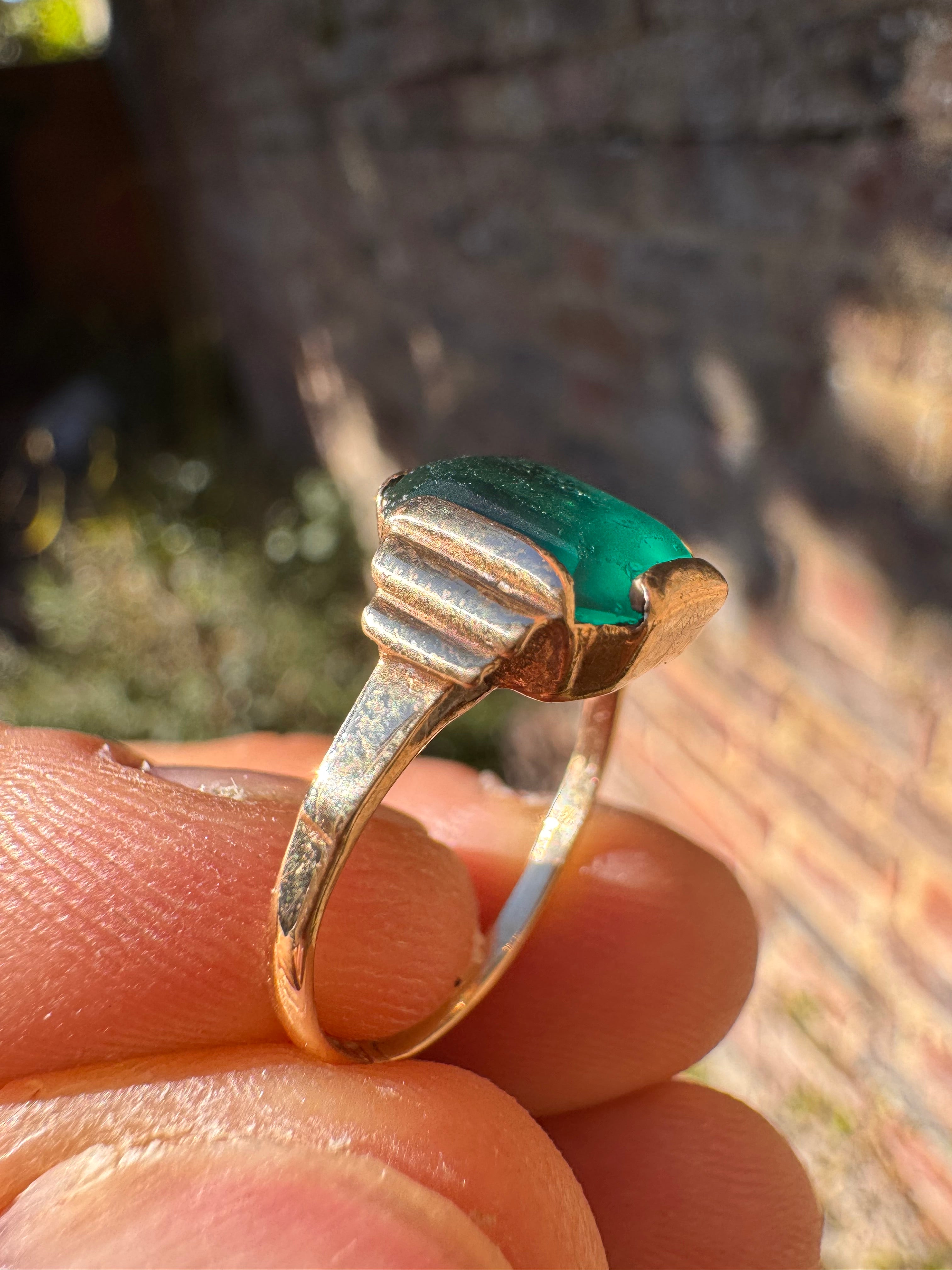 Lot 5: 9ct Yellow Gold Green stone ring (Estimate £80-100)