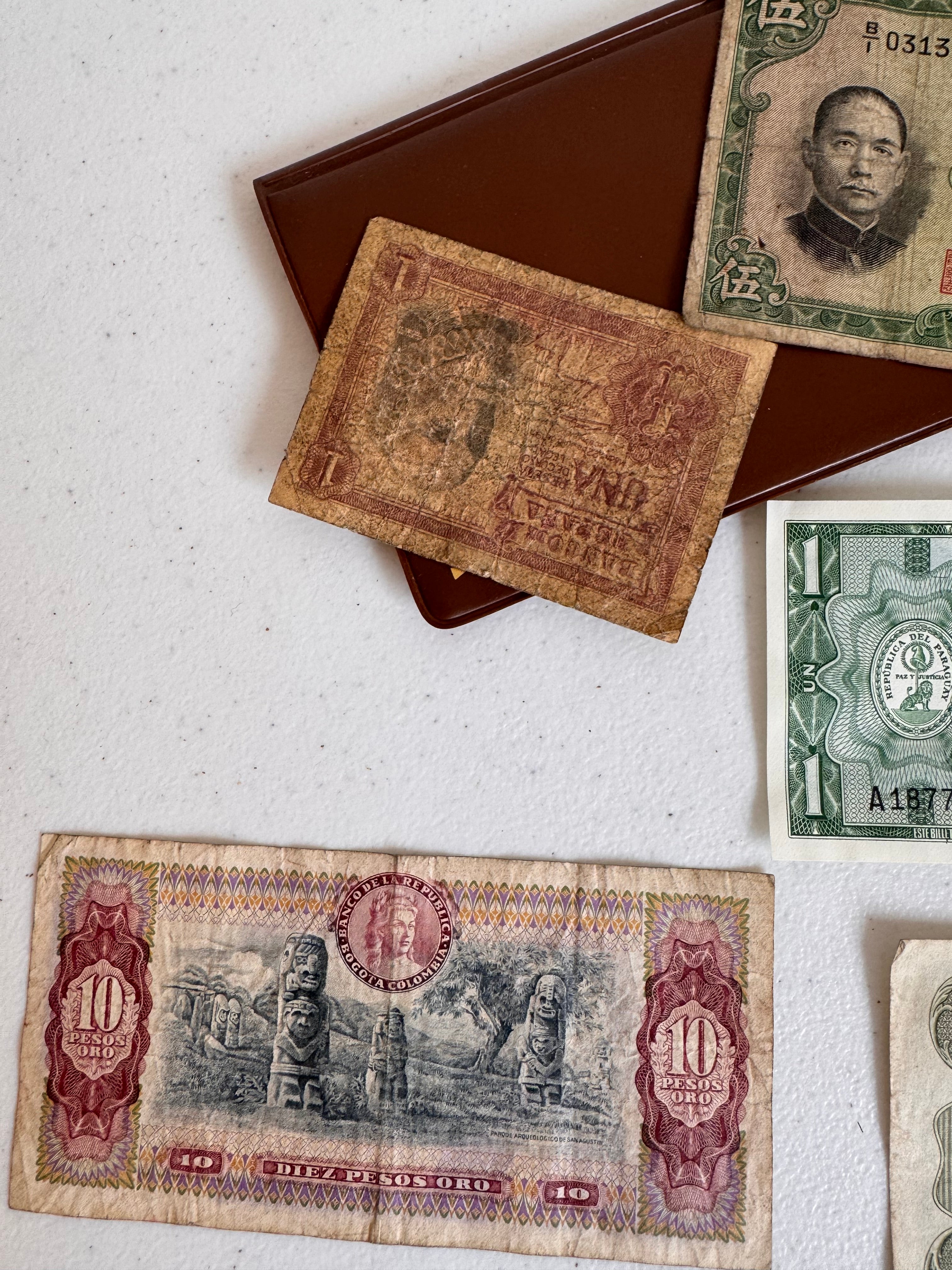 Lot 23: World bank notes x 5 (Estimate £5-20)