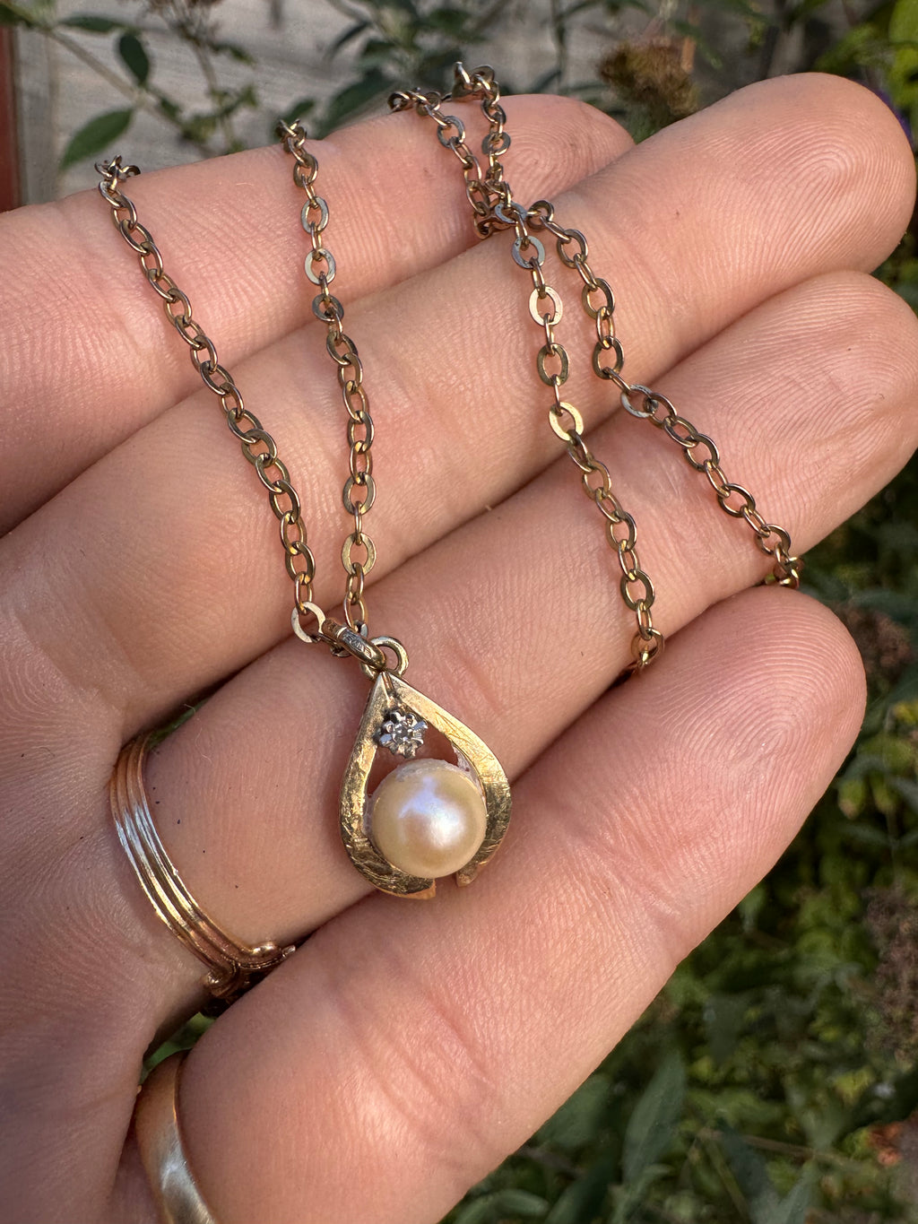 9ct Gold Pearl Diamond Pendant + 16in 9ct Gold Chain