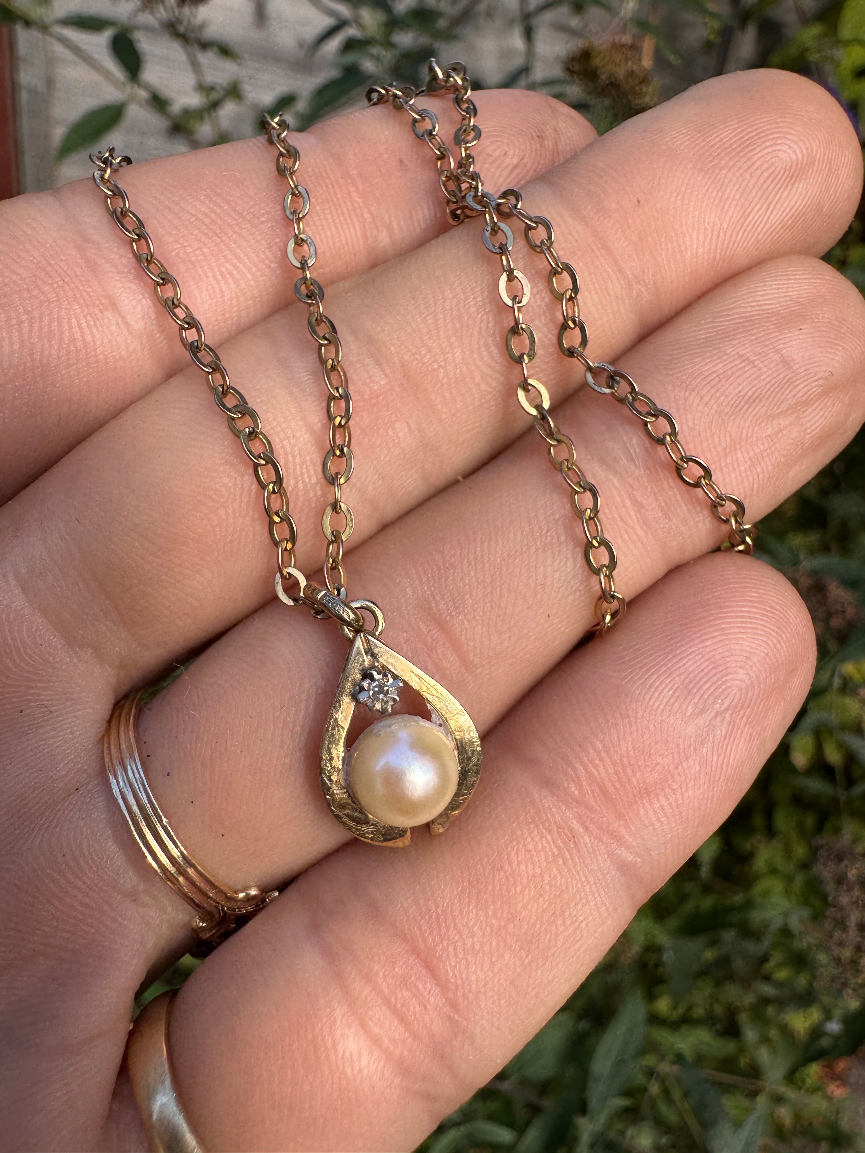 9ct Gold Pearl Diamond Pendant + 16in 9ct Gold Chain