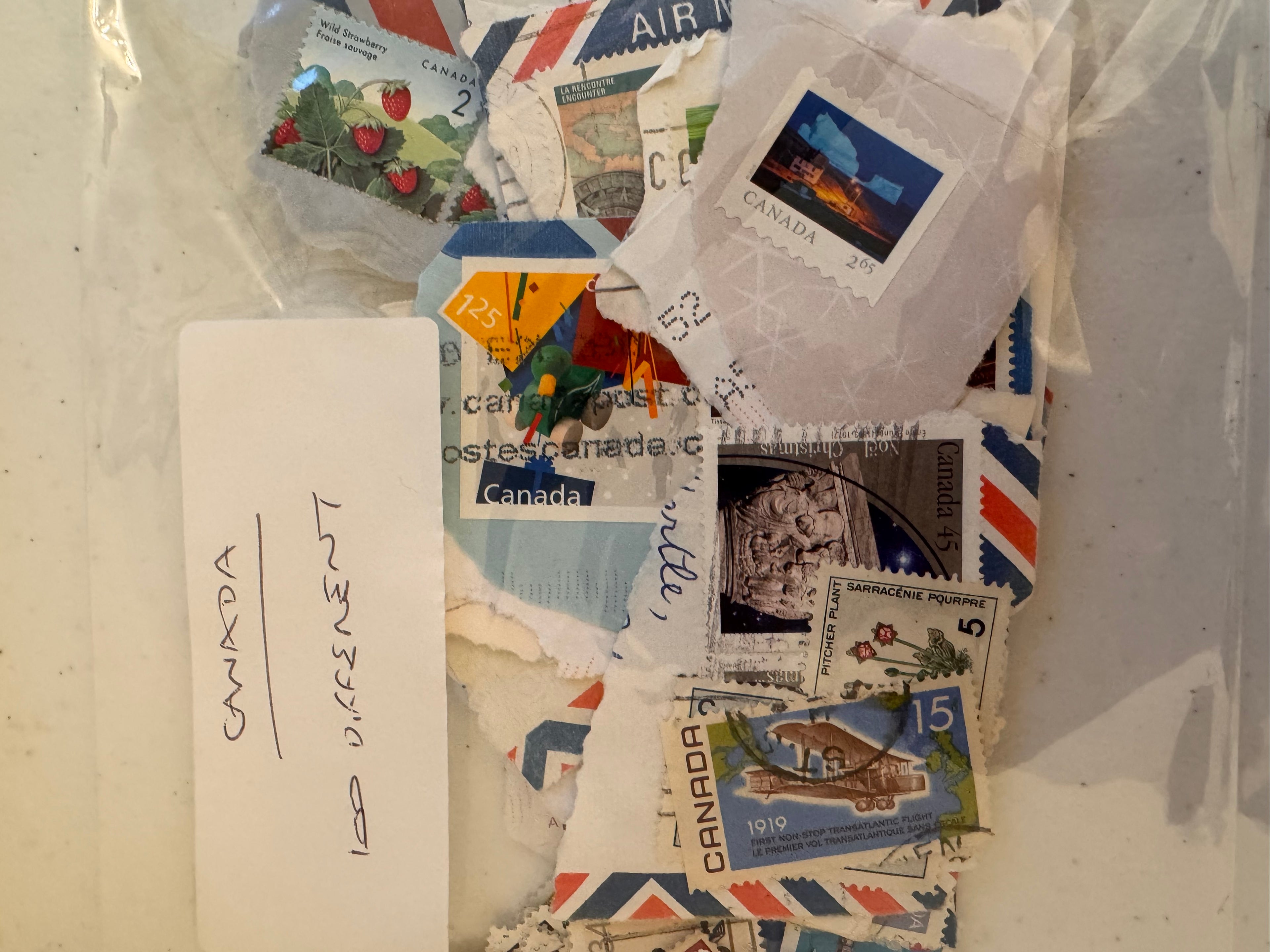 Lot 66: Canada Stamps x 400  (Estimate £10-20)