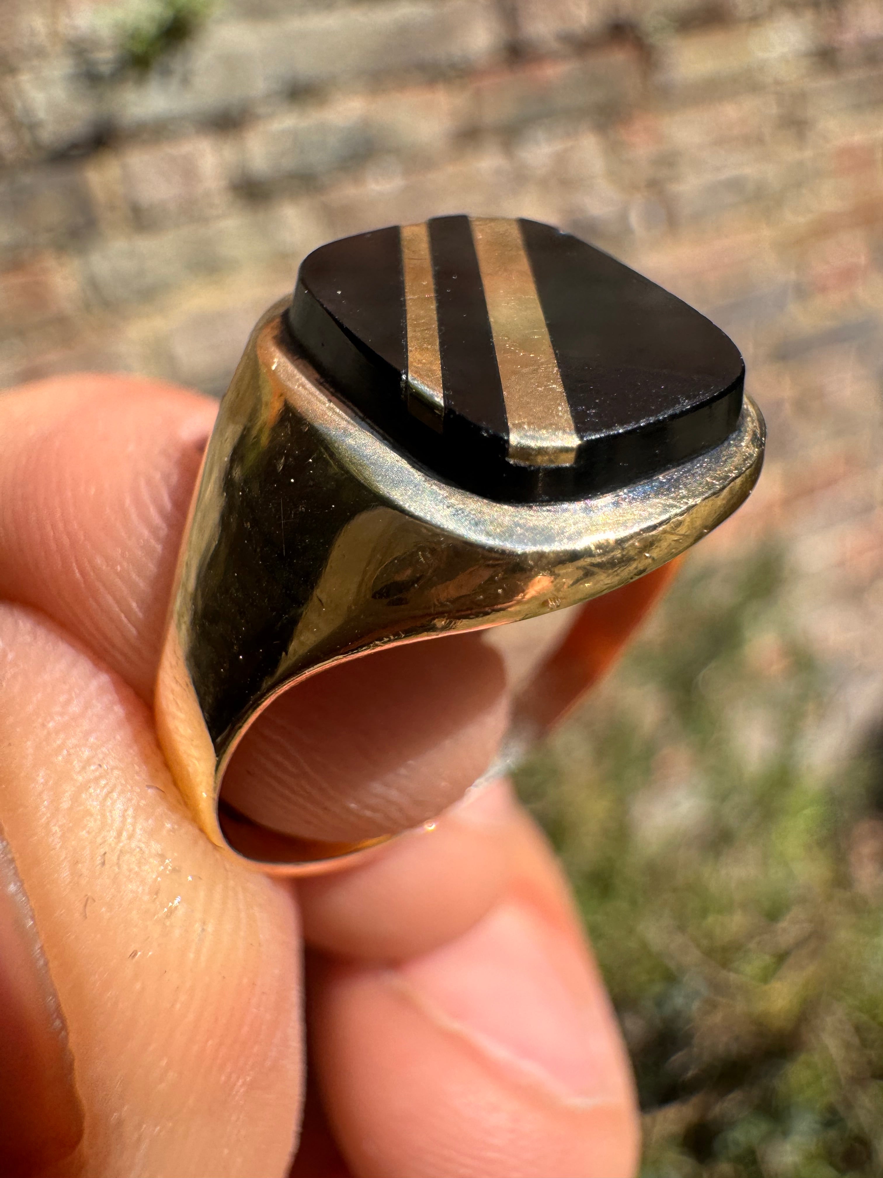 Lot 10: 9ct Gold Onyx Ring (Estimate £90-160)