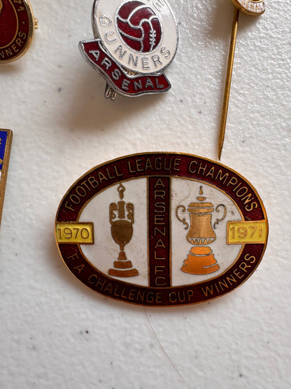 Lot 45: A collection of Arsenal badges + more (estimate £20)