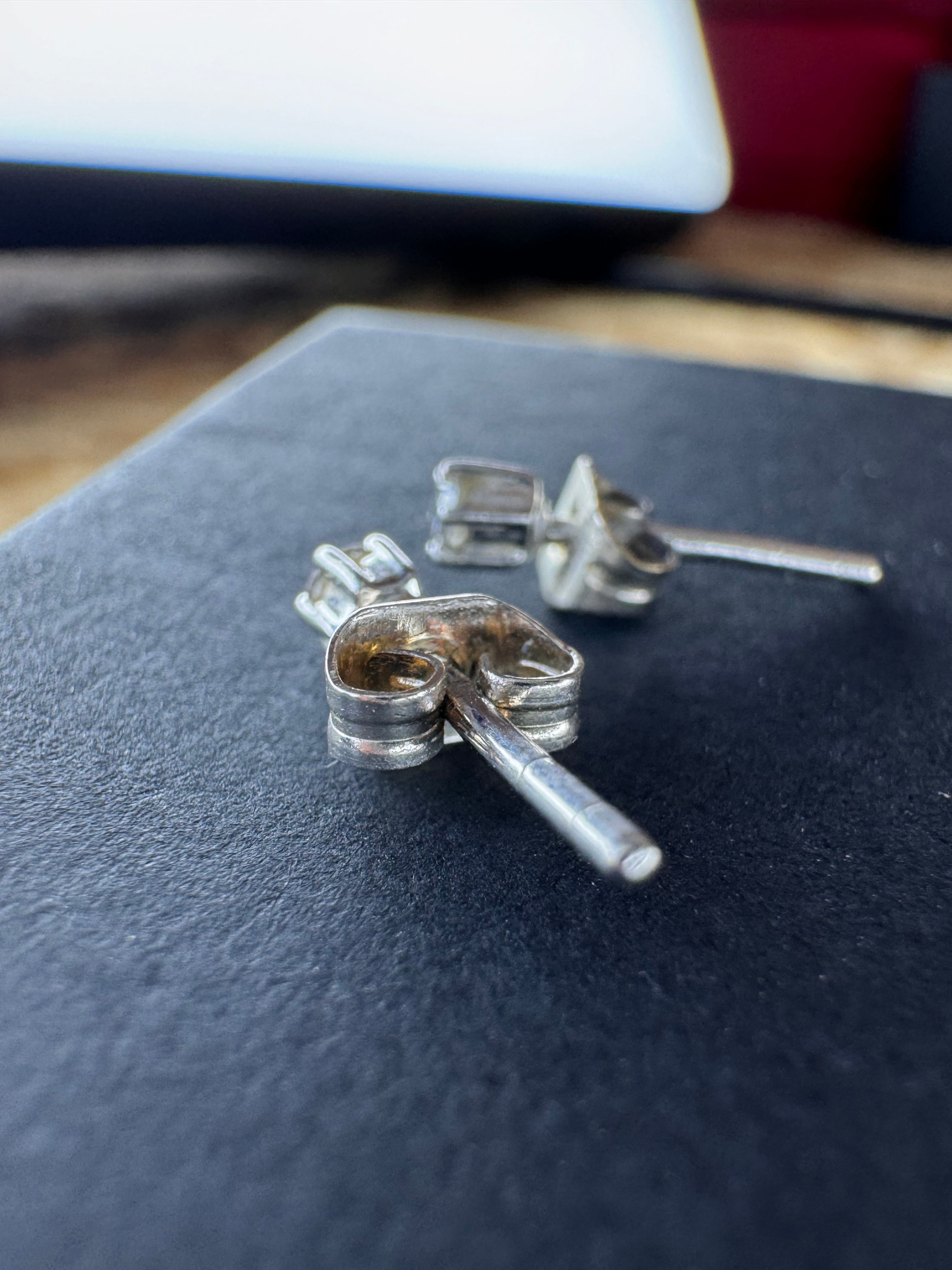18ct White Gold Diamond Earrings 0.1ct (approx each)