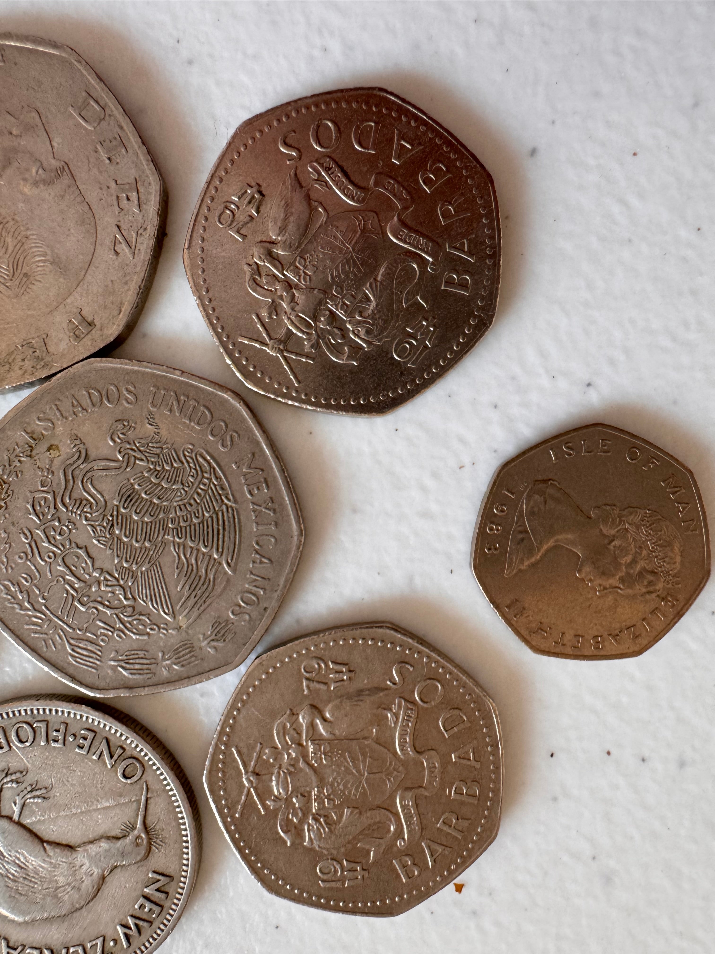 Lot 53: A collection of world coins (Estimate £5)