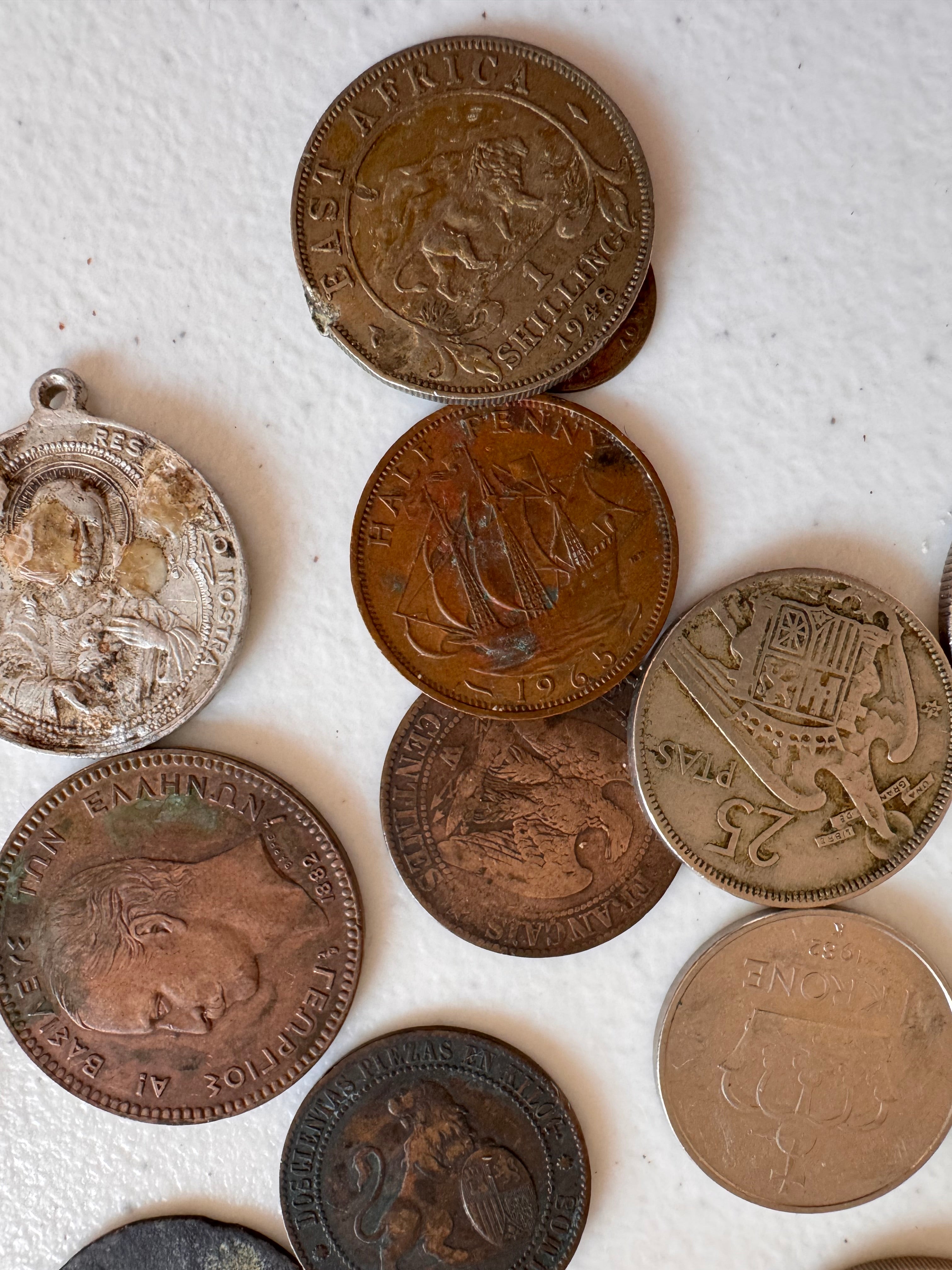 Lot 54: A collection of world coins (Estimate £5)