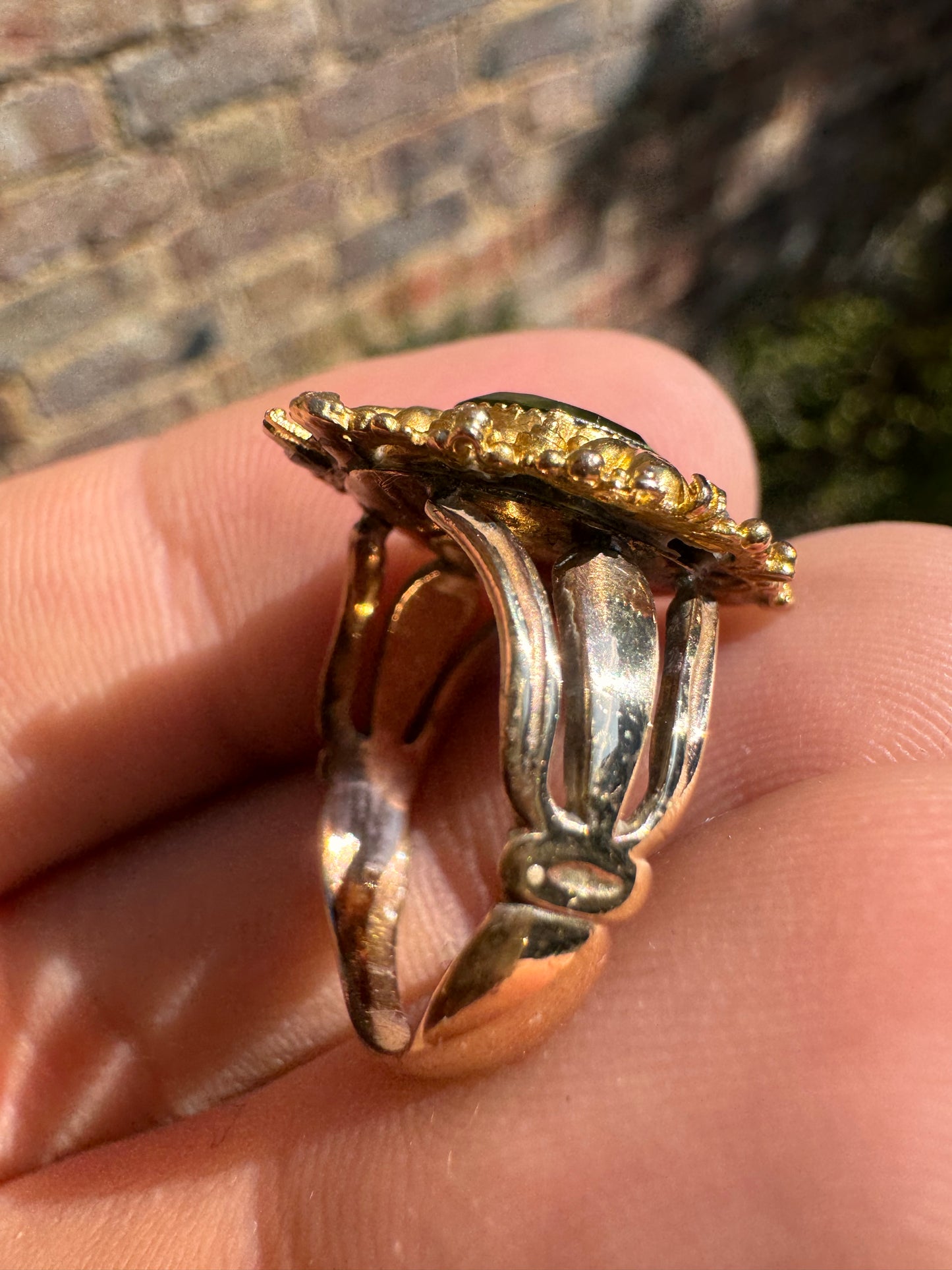 Lot 17: 18ct Cheridot Broach on 9ct Ring (Estimate £500-700)