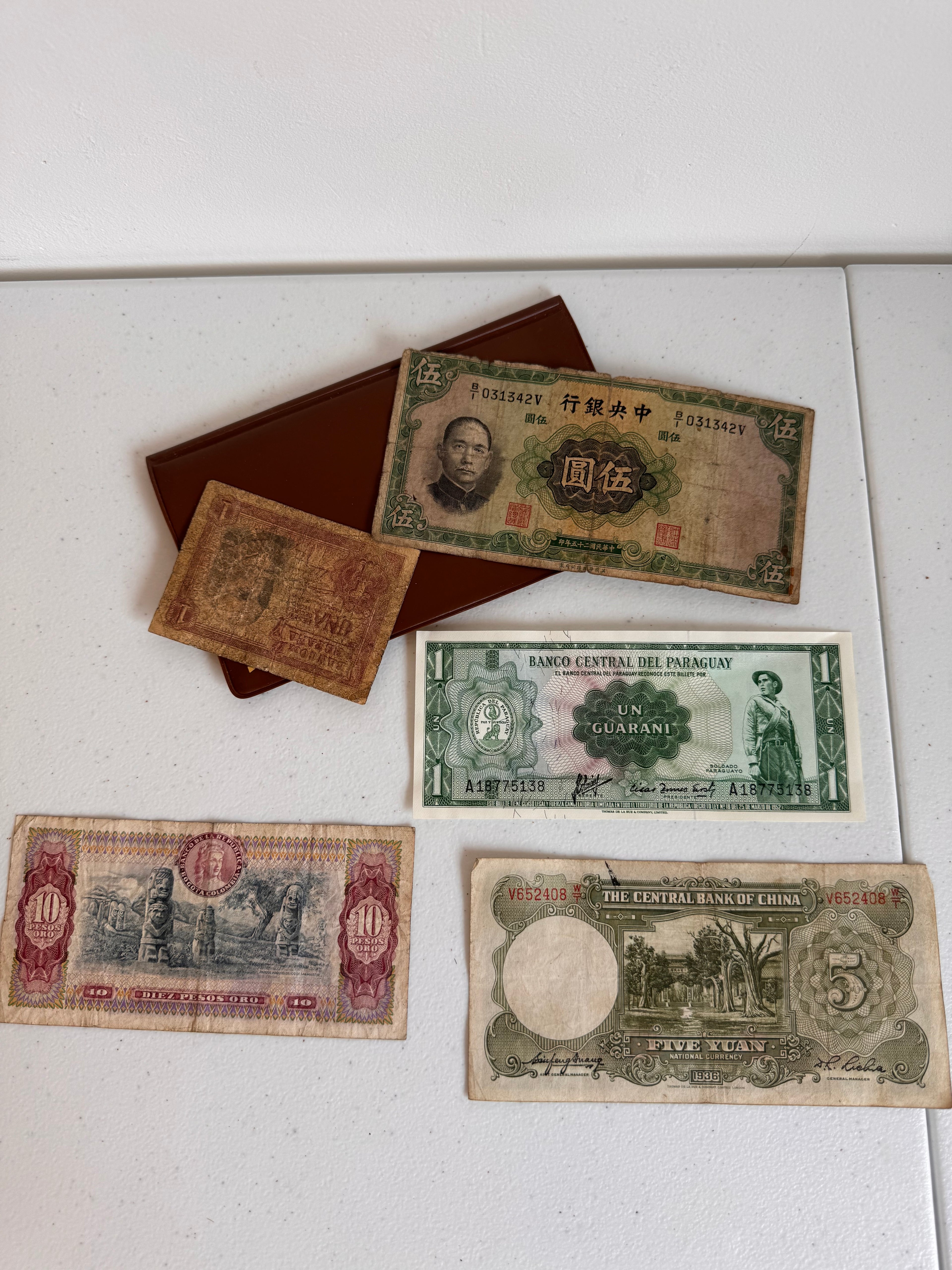 Lot 23: World bank notes x 5 (Estimate £5-20)