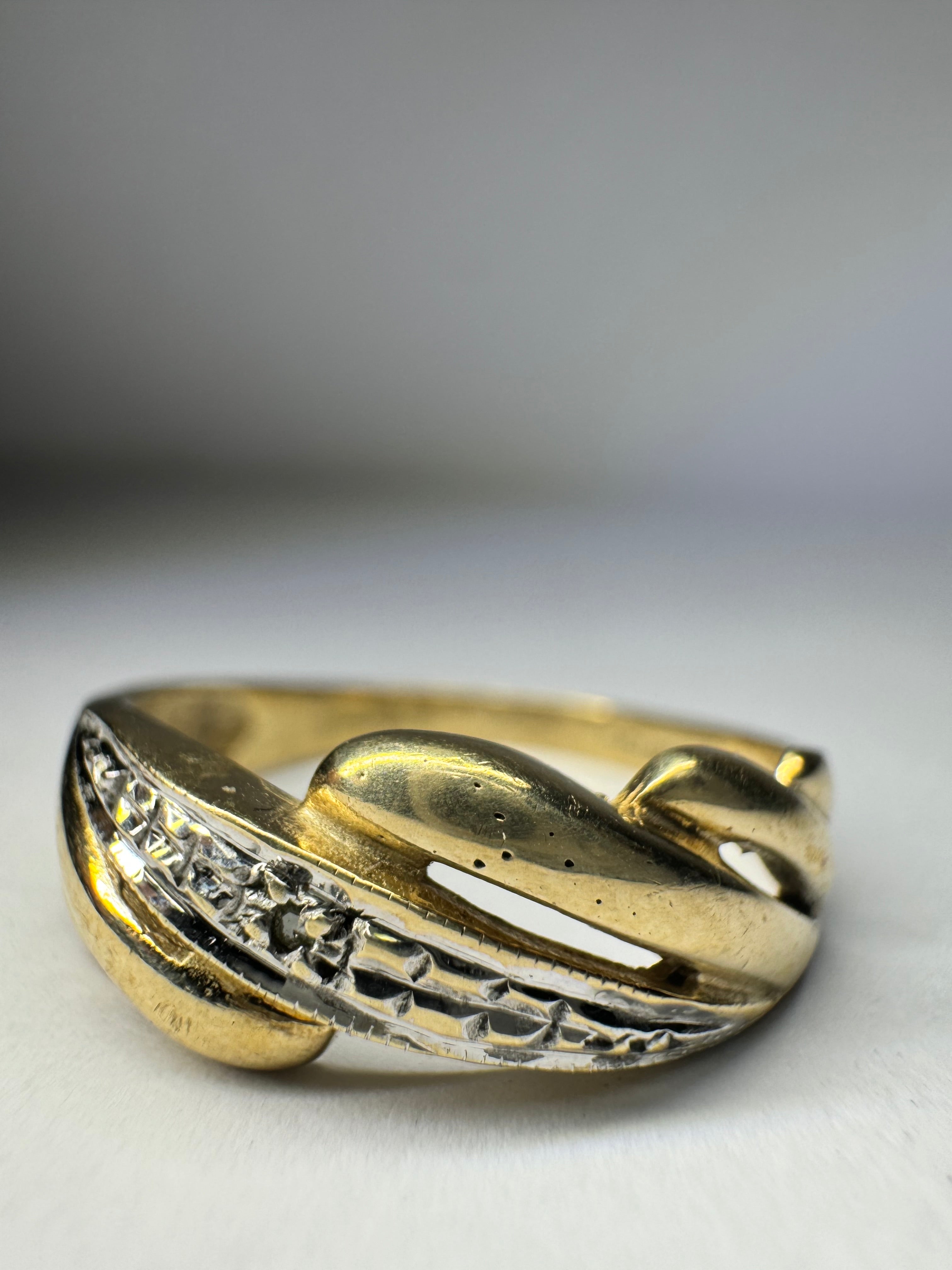 9ct Yellow Gold Dialond Shell Design Ring