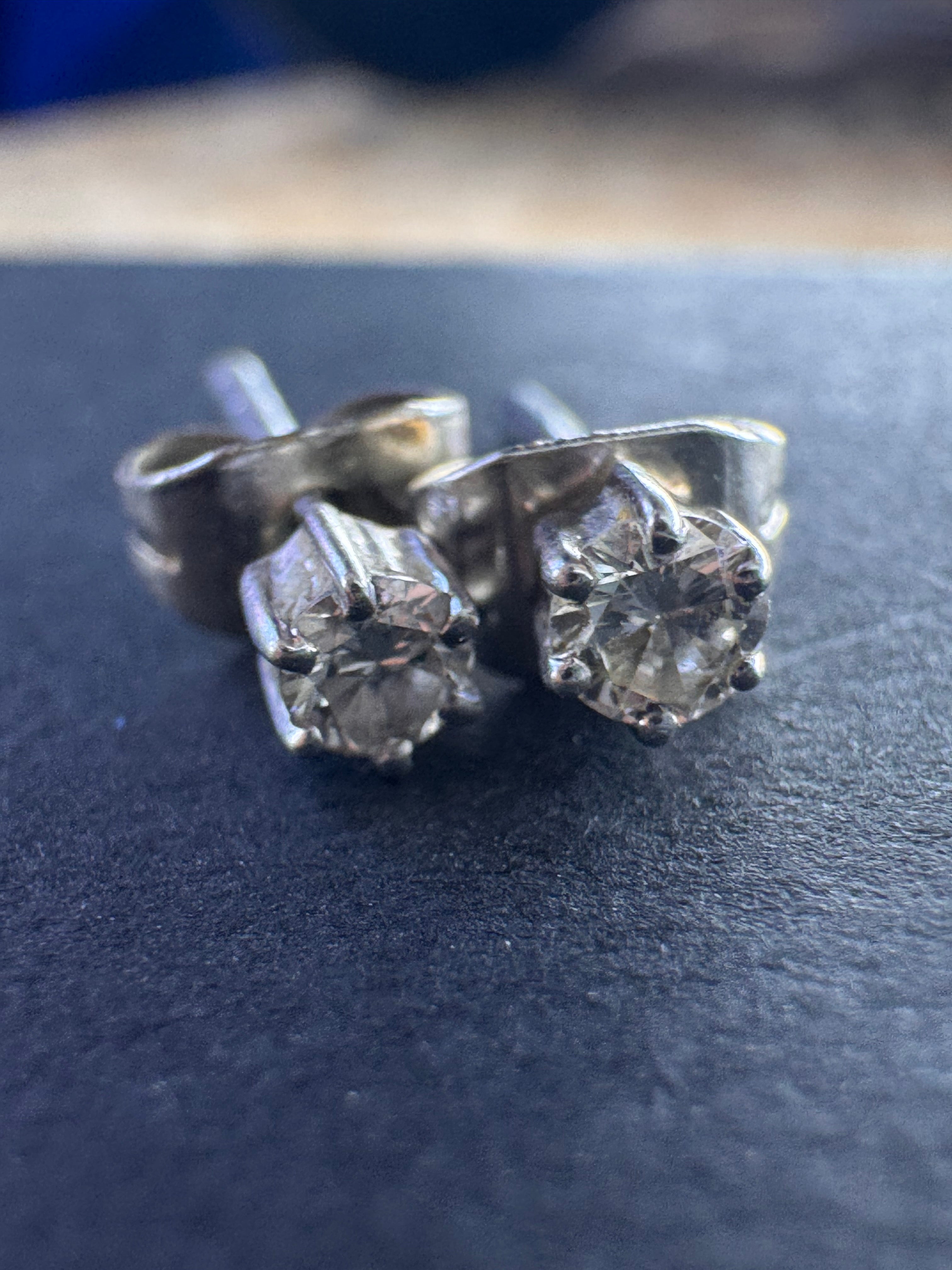 18ct White Gold Diamond Earrings 0.1ct (approx each)