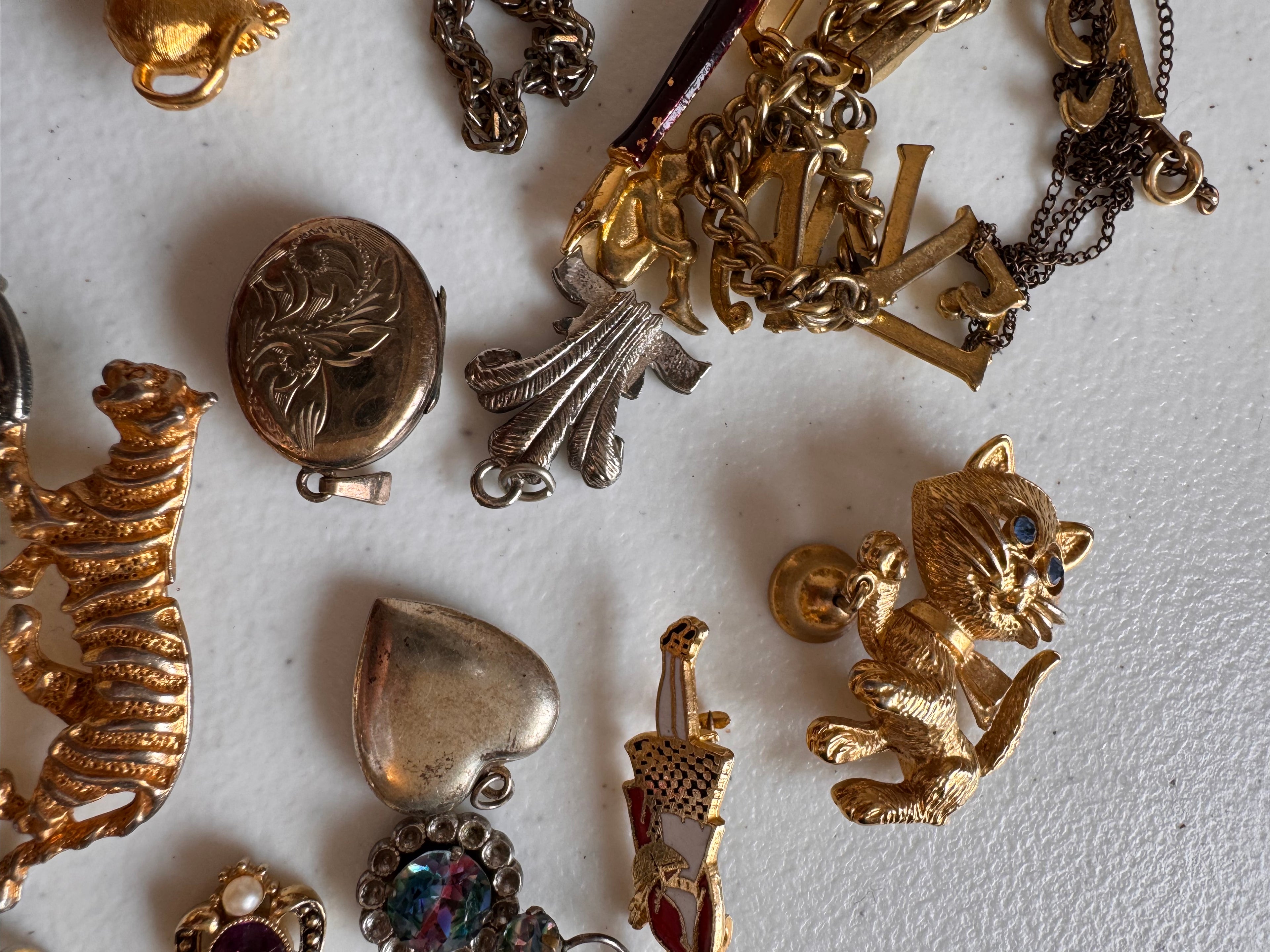 Lot 47: A collection of vintage costume jewellery (estimate £5-20)