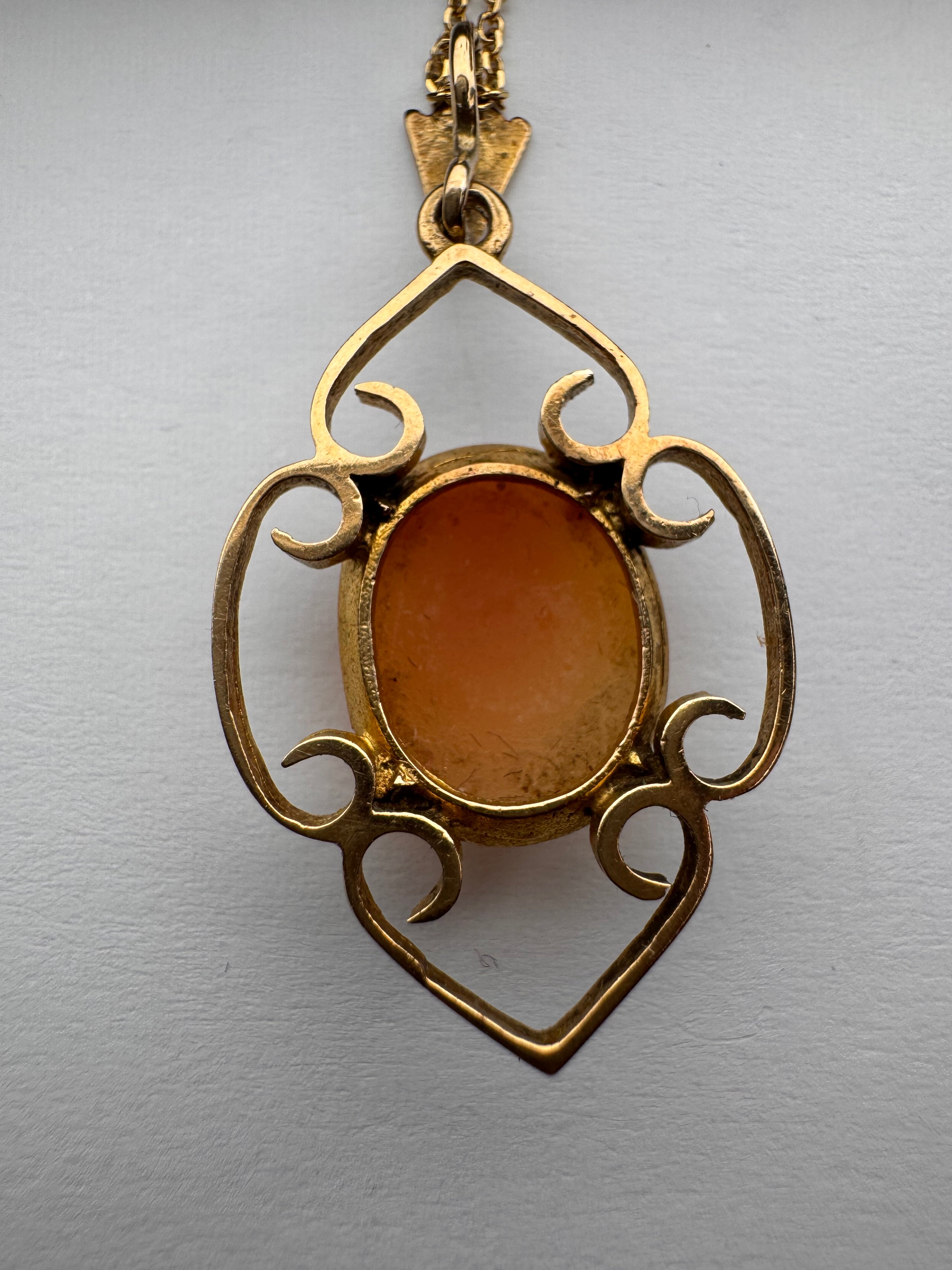 9ct Gold Cameo Pendant + 16in 9ct Gold Chain