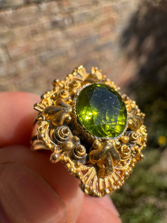 Lot 17: 18ct Cheridot Broach on 9ct Ring (Estimate £500-700)
