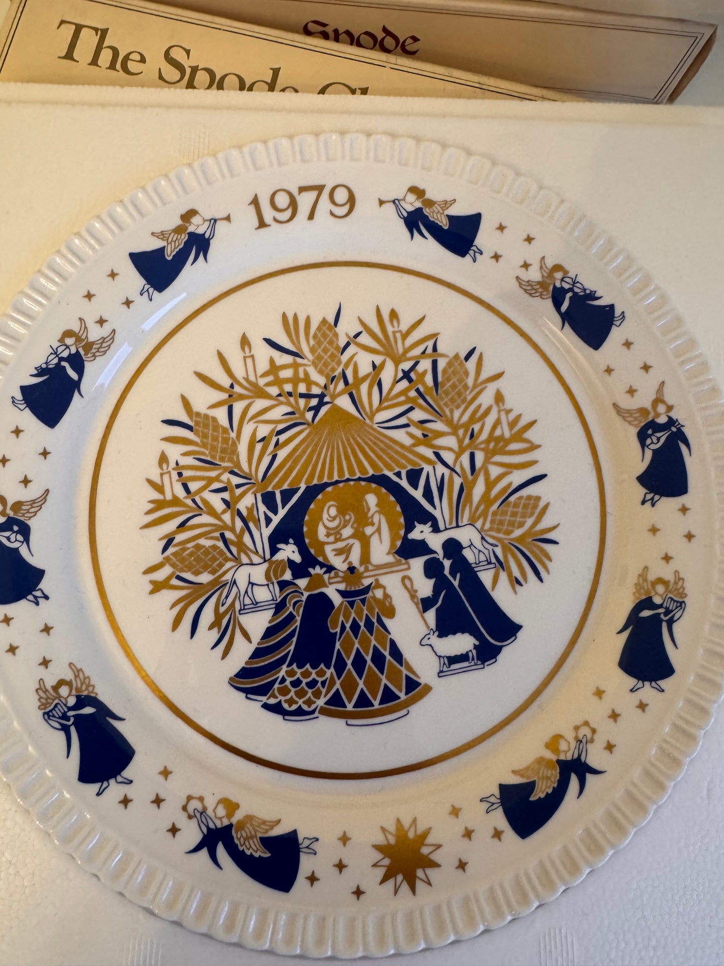 Lot 76: Boxed Spade Christmas plates 1980 etc x 6 (Estimate £30-40)