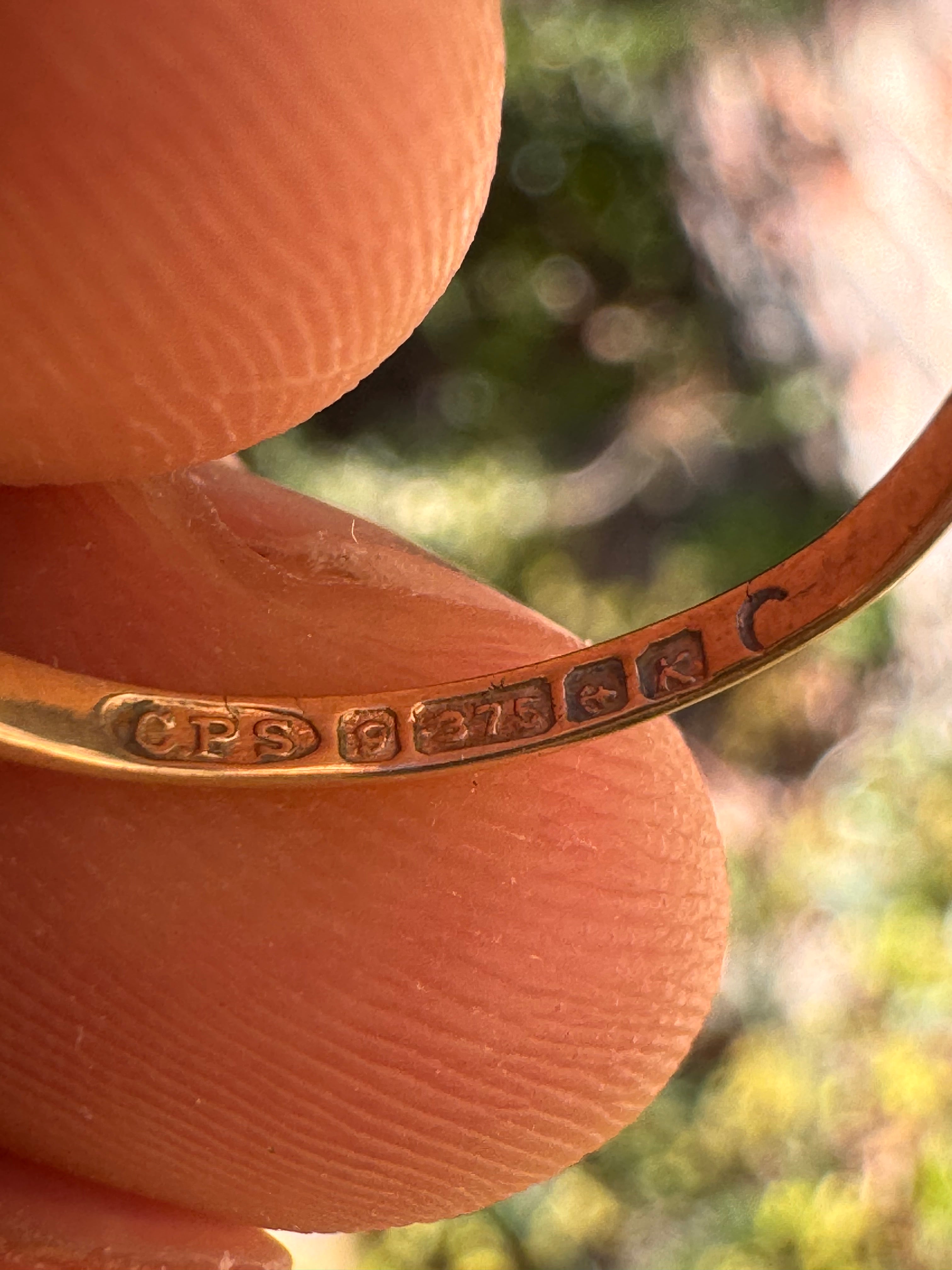 Lot 5: 9ct Yellow Gold Green stone ring (Estimate £80-100)