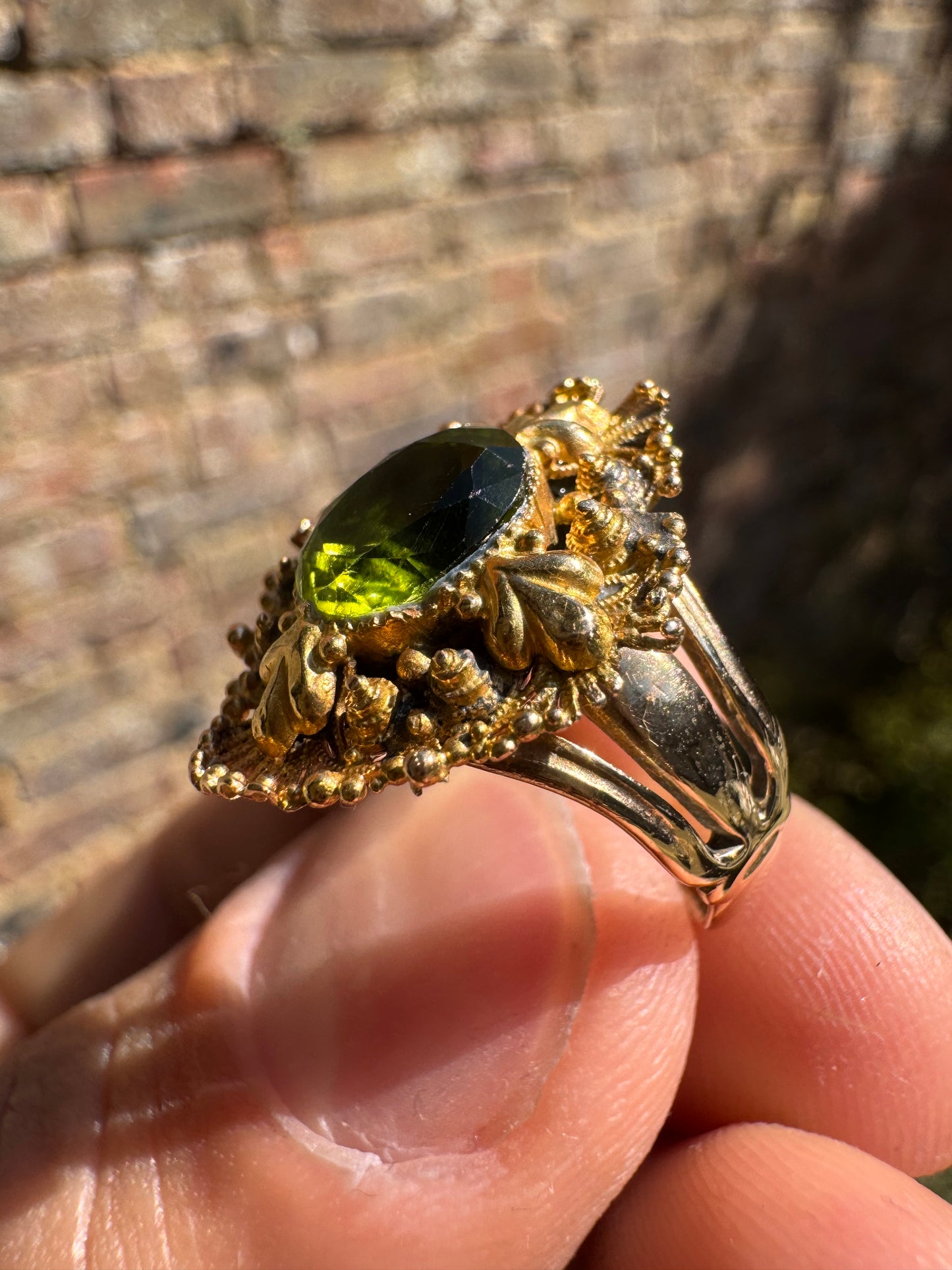 Lot 17: 18ct Cheridot Broach on 9ct Ring (Estimate £500-700)
