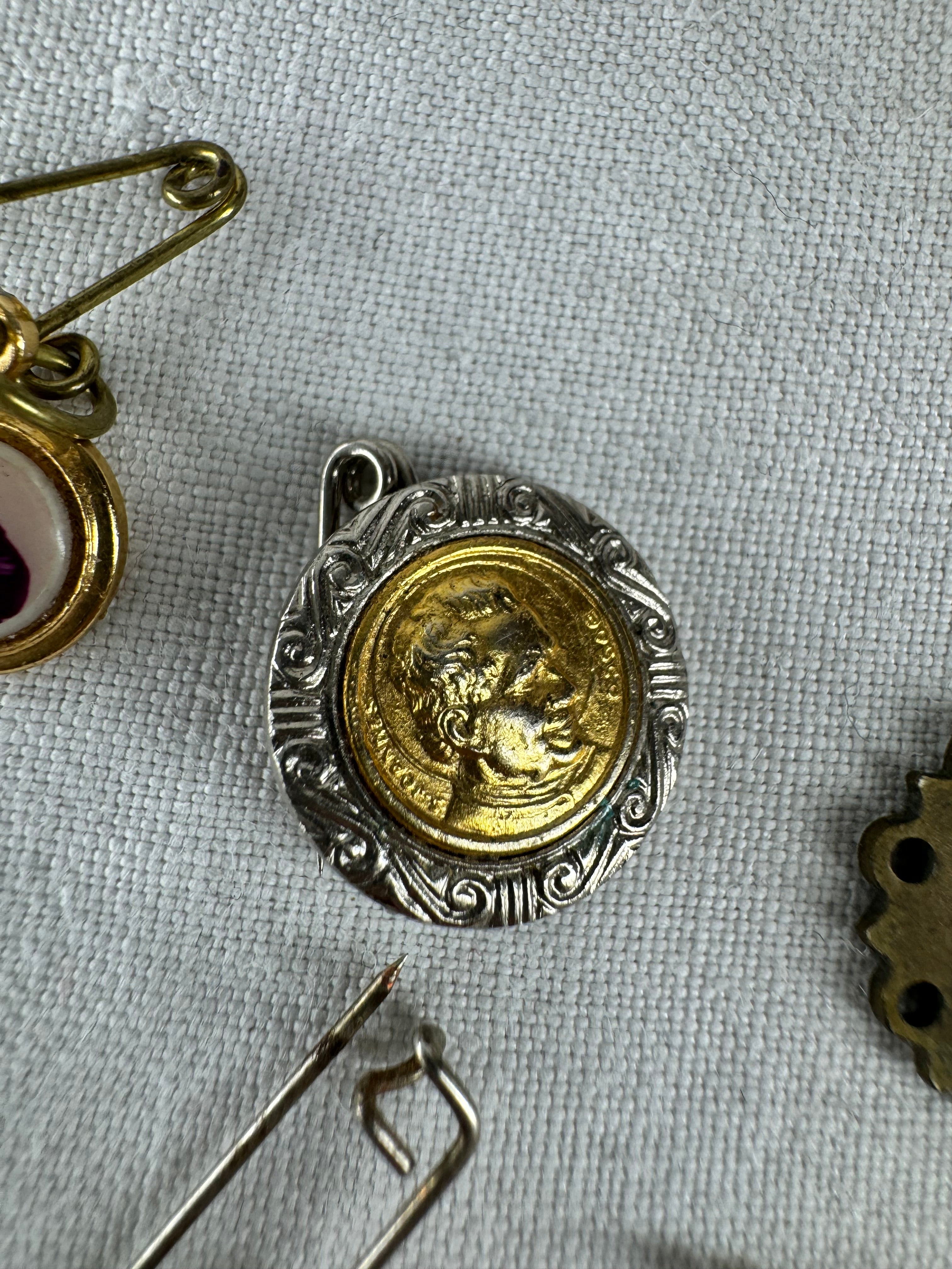 9 Vintage Religious Pin Badges joblot (SICILY HOUSE)