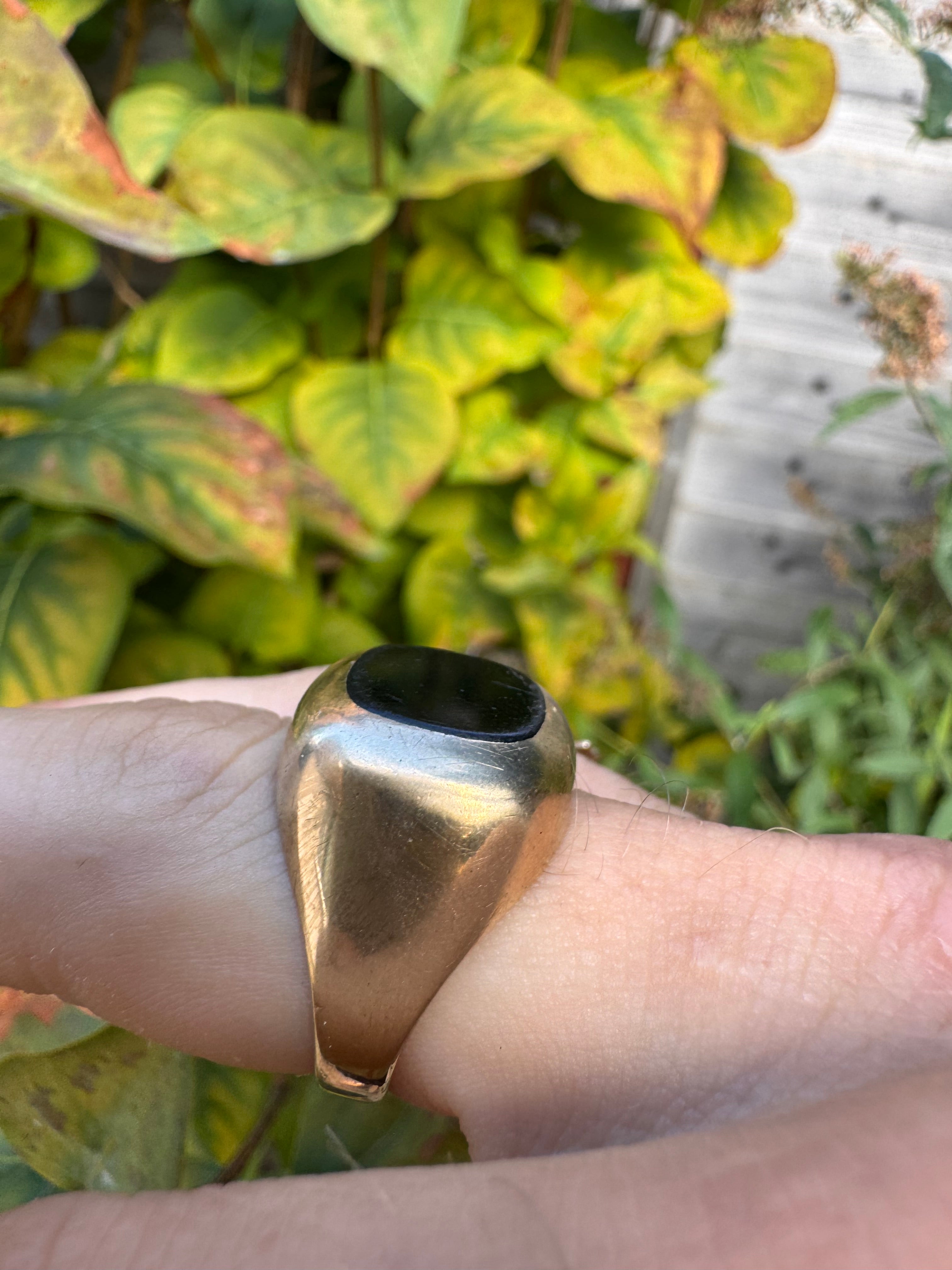9ct Onyx Yellow Gold Ring