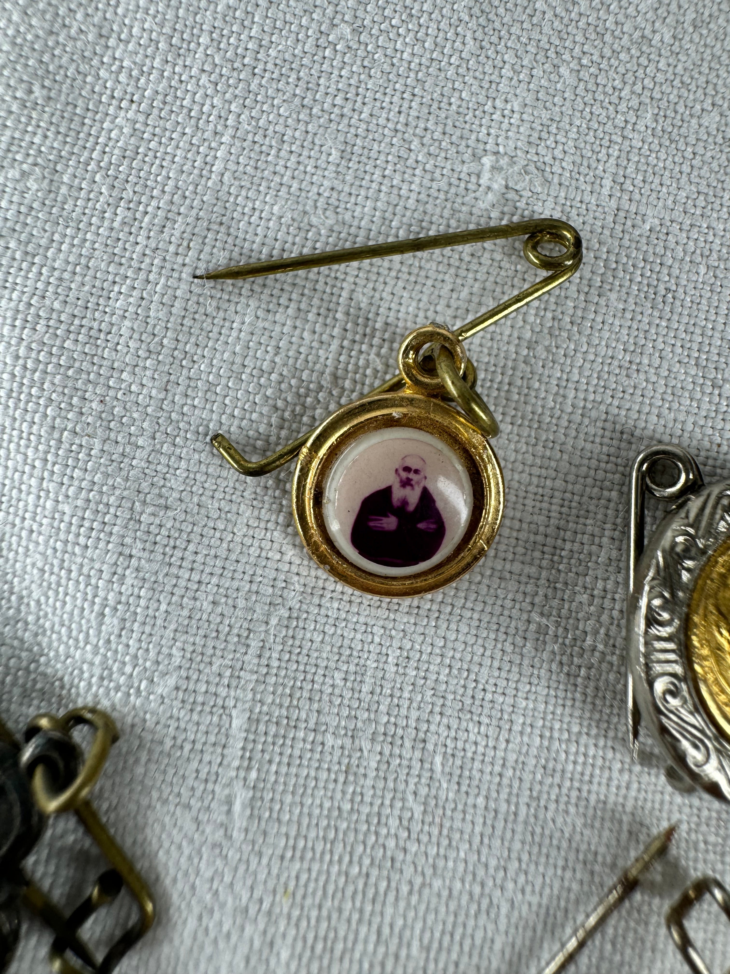 9 Vintage Religious Pin Badges joblot (SICILY HOUSE)