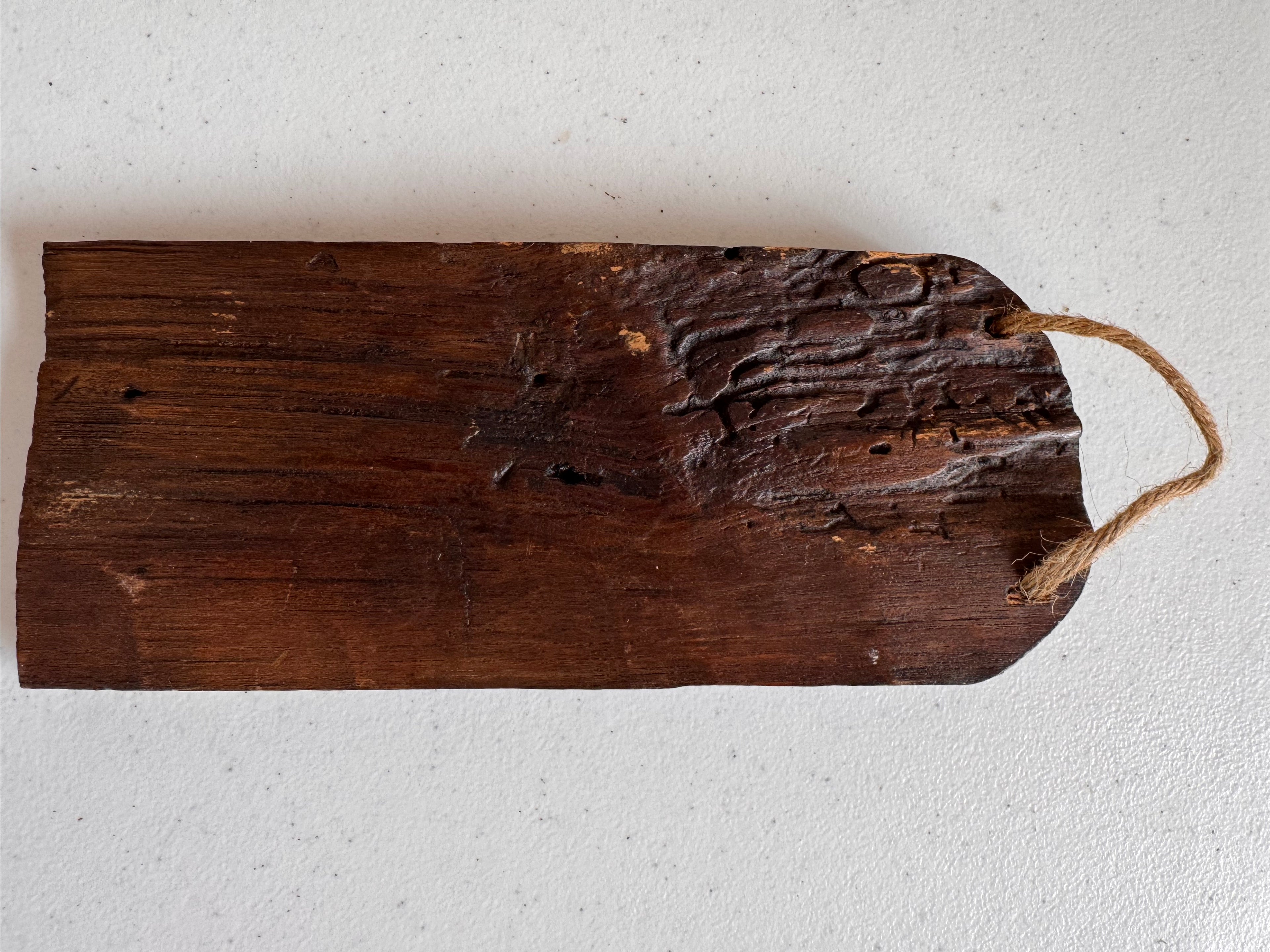 Lot 48: A religious wooden panel (Estimate £5)