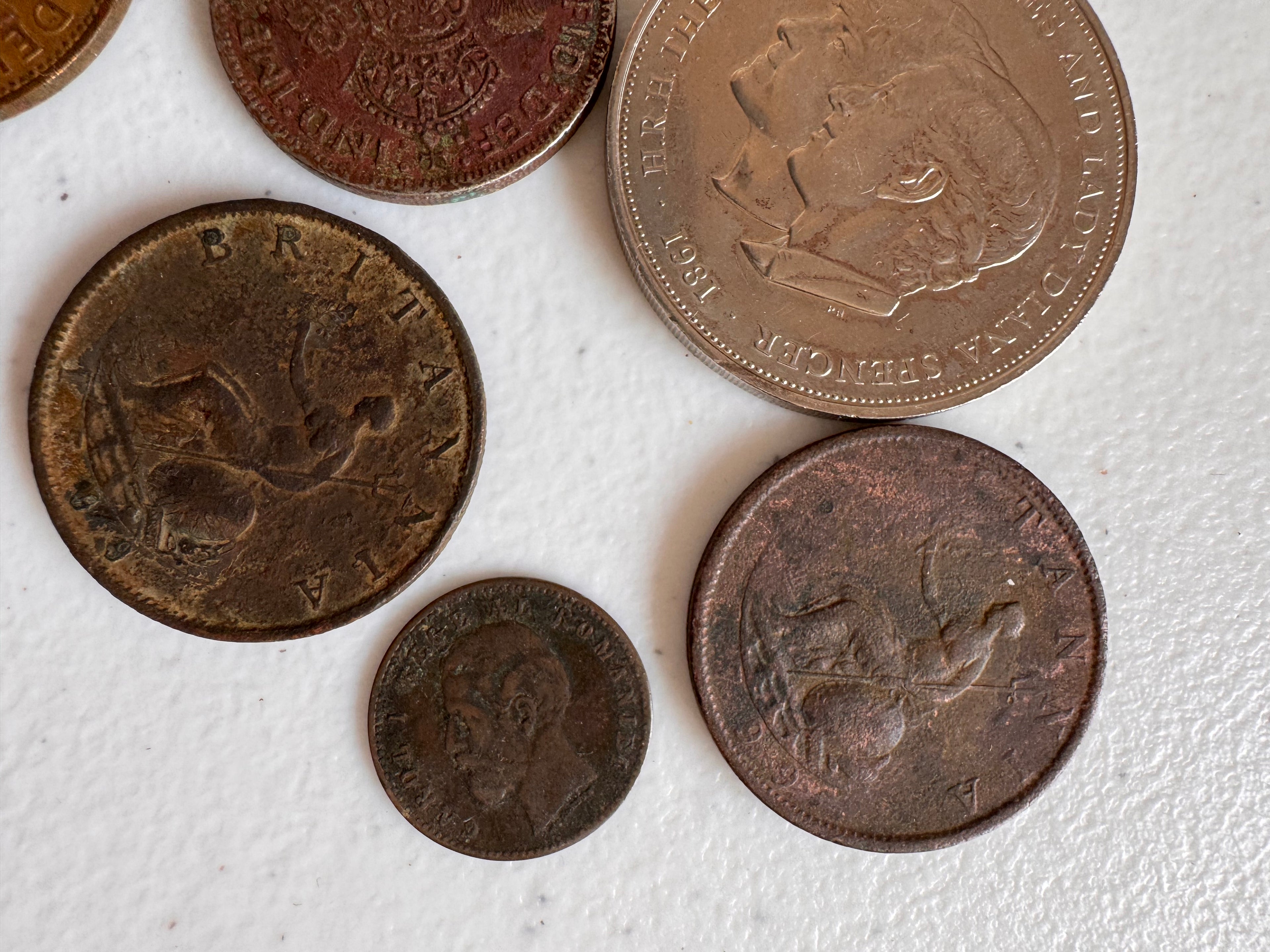 Lot 46: A collection of old coins (estimate £5-20)