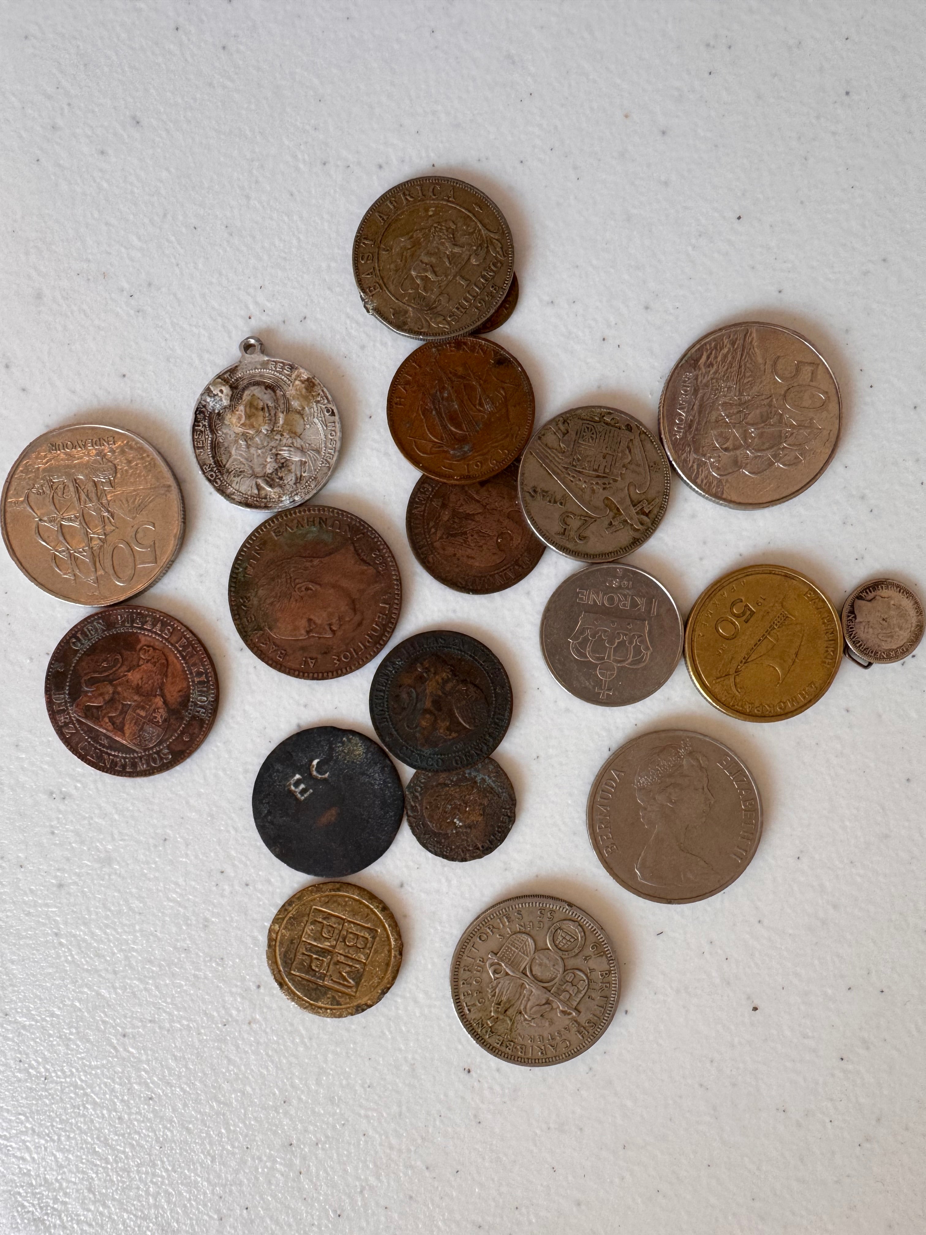 Lot 54: A collection of world coins (Estimate £5)
