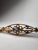 9ct Gold Aquamarine Pearl Broach (1 pearl missing )