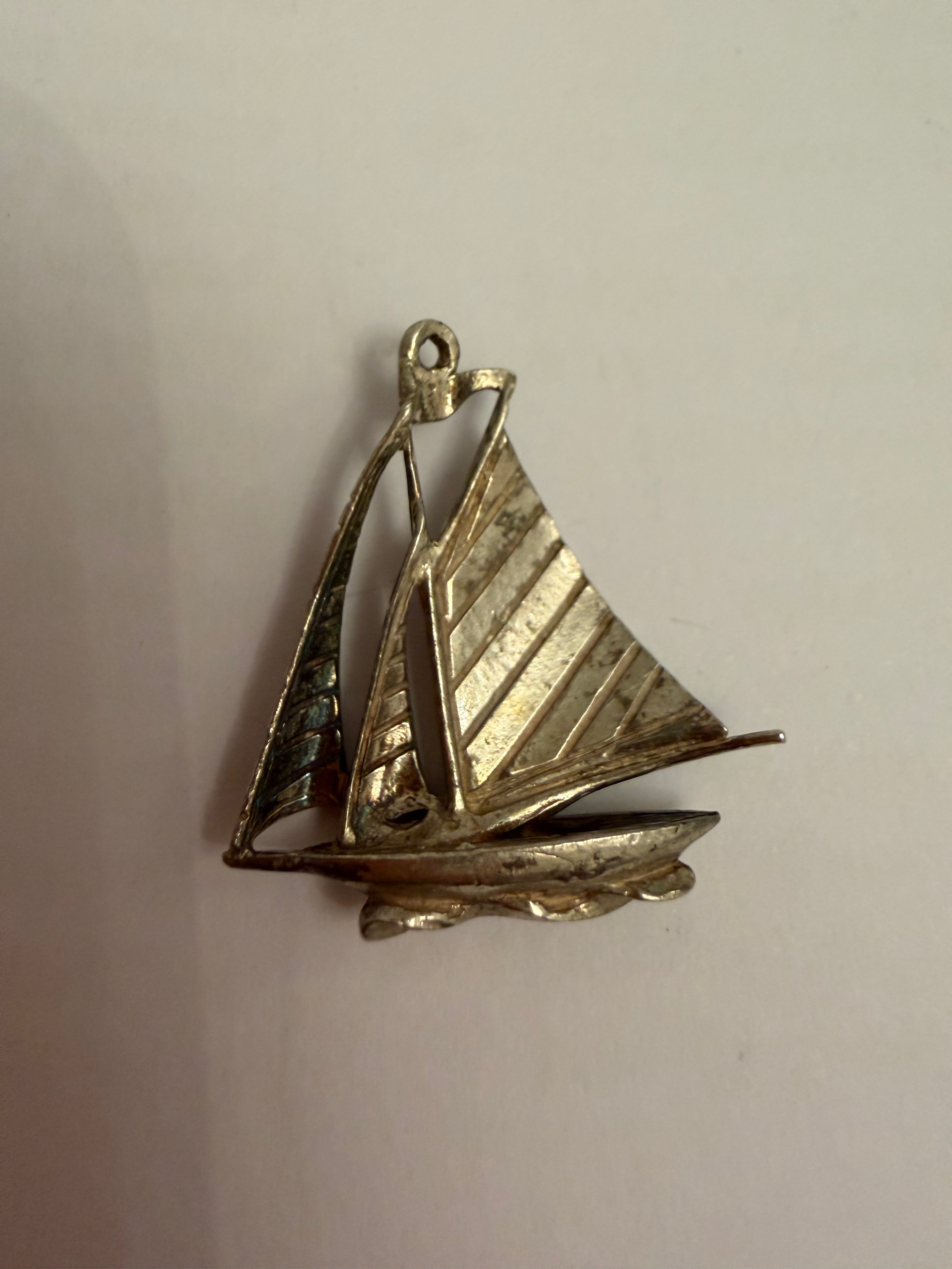 Lot 7: 925 Silver Boat Broach